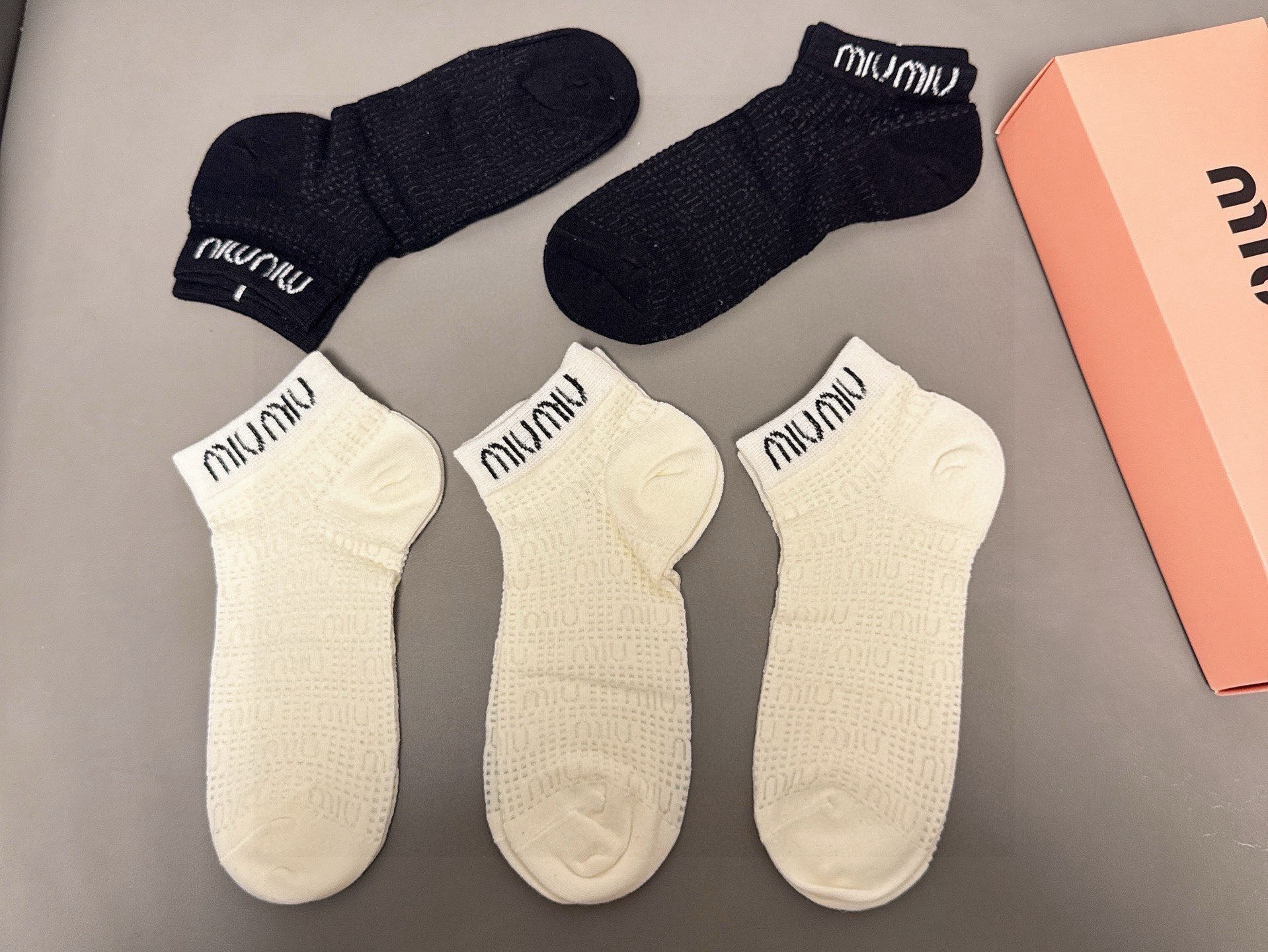 🆕Miumiu · 缪缪新品短袜❗️【一盒五双】提花经典标志，超级nice，实物超漂亮，超火爆小单品，大