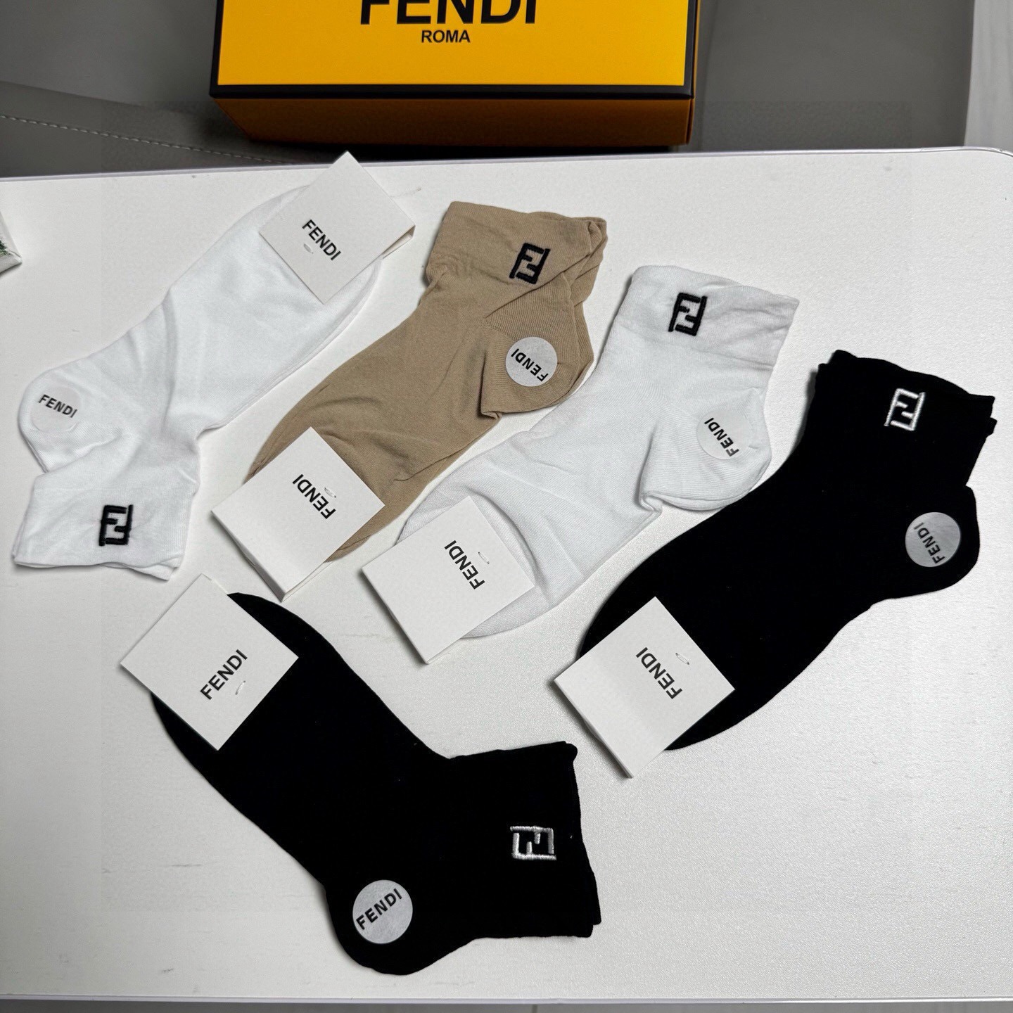 🆕Fendi · 芬迪❗️FF新品女款袜子❗️【一盒五双】轻薄款，经典双F字母刺绣，透气柔软舒适，超火爆