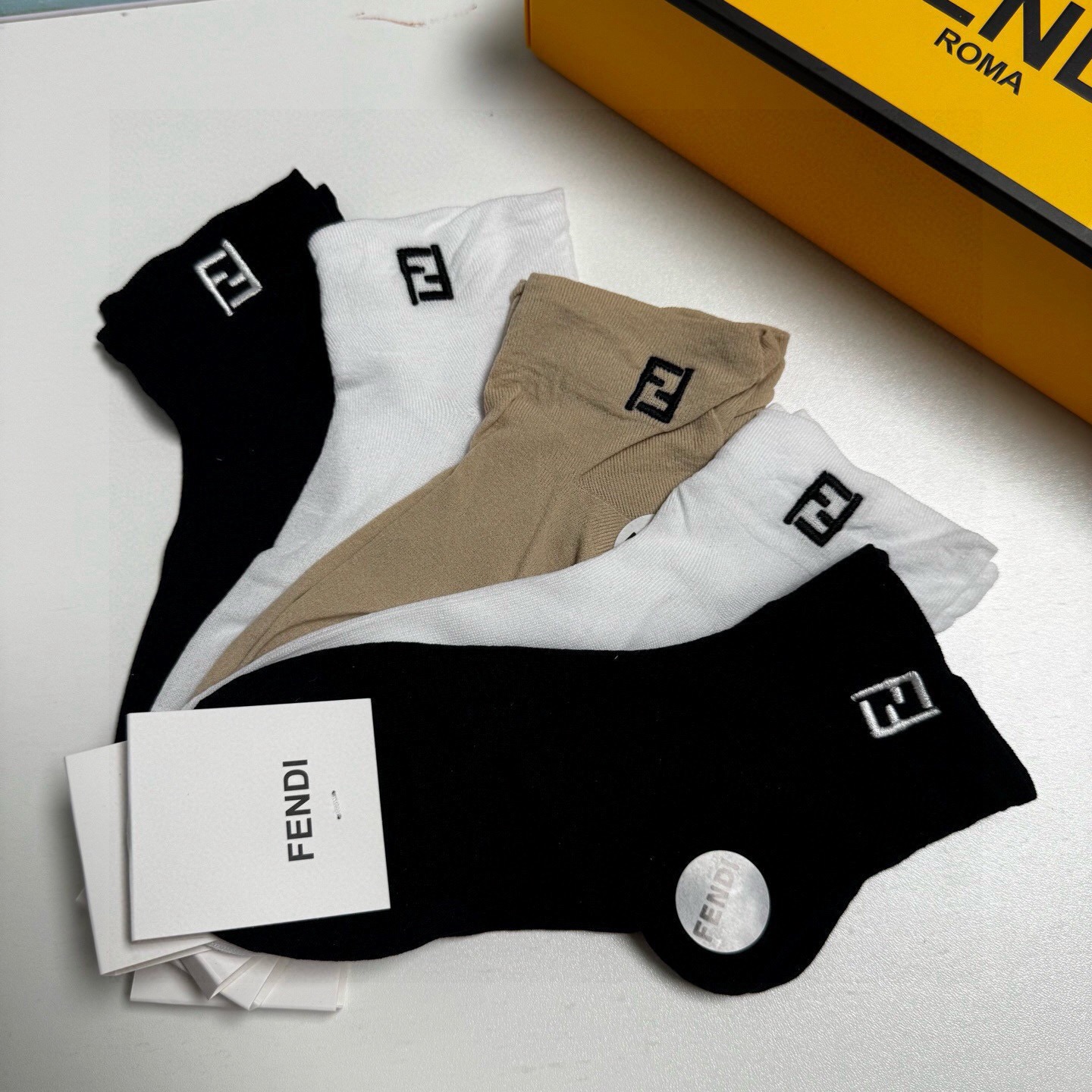 🆕Fendi · 芬迪❗️FF新品女款袜子❗️【一盒五双】轻薄款，经典双F字母刺绣，透气柔软舒适，超火爆
