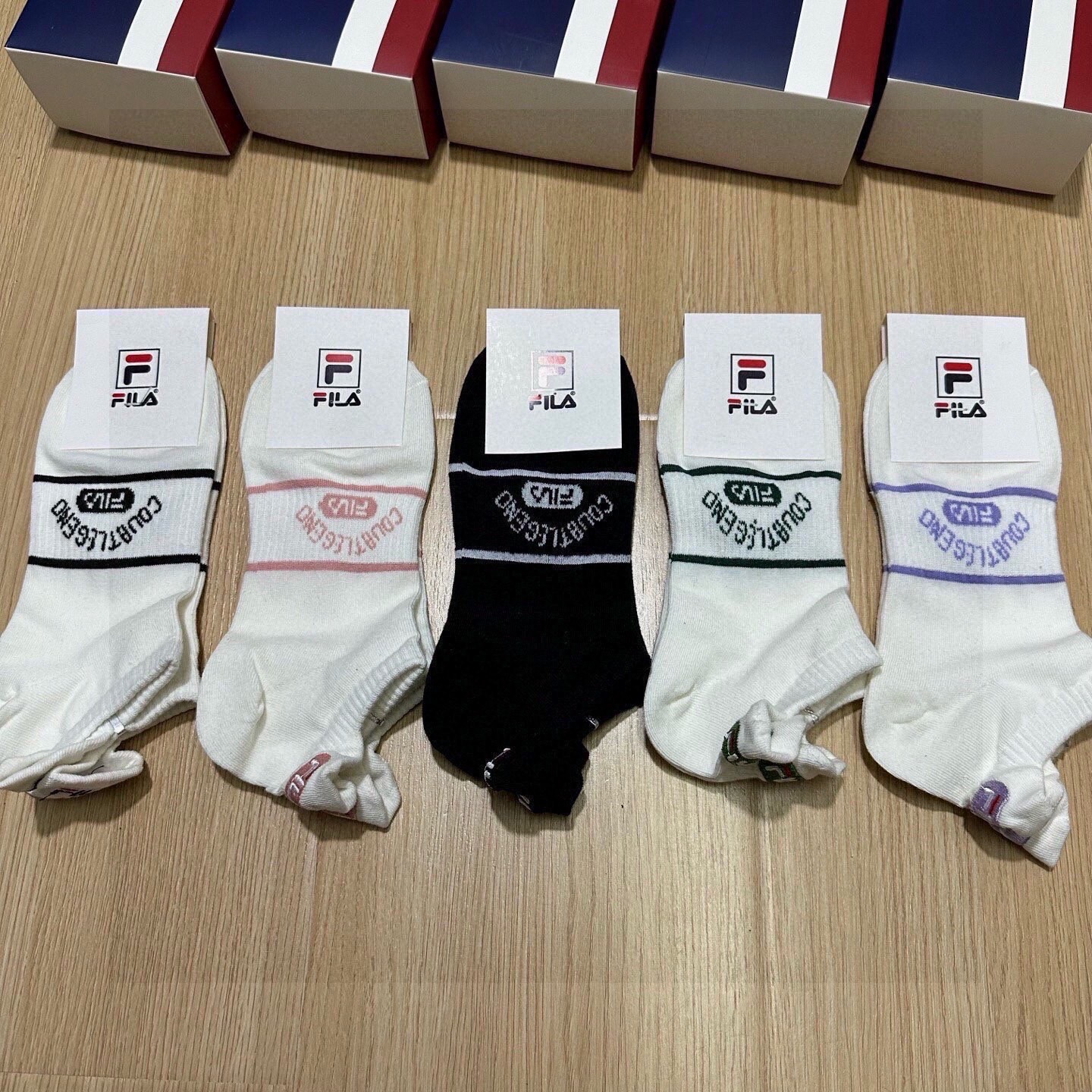 🆕FILA · 菲乐 · 新品女款袜子❗️【一盒五双】提花经典标志，超柔软舒适，超火爆小单品，大牌出街，