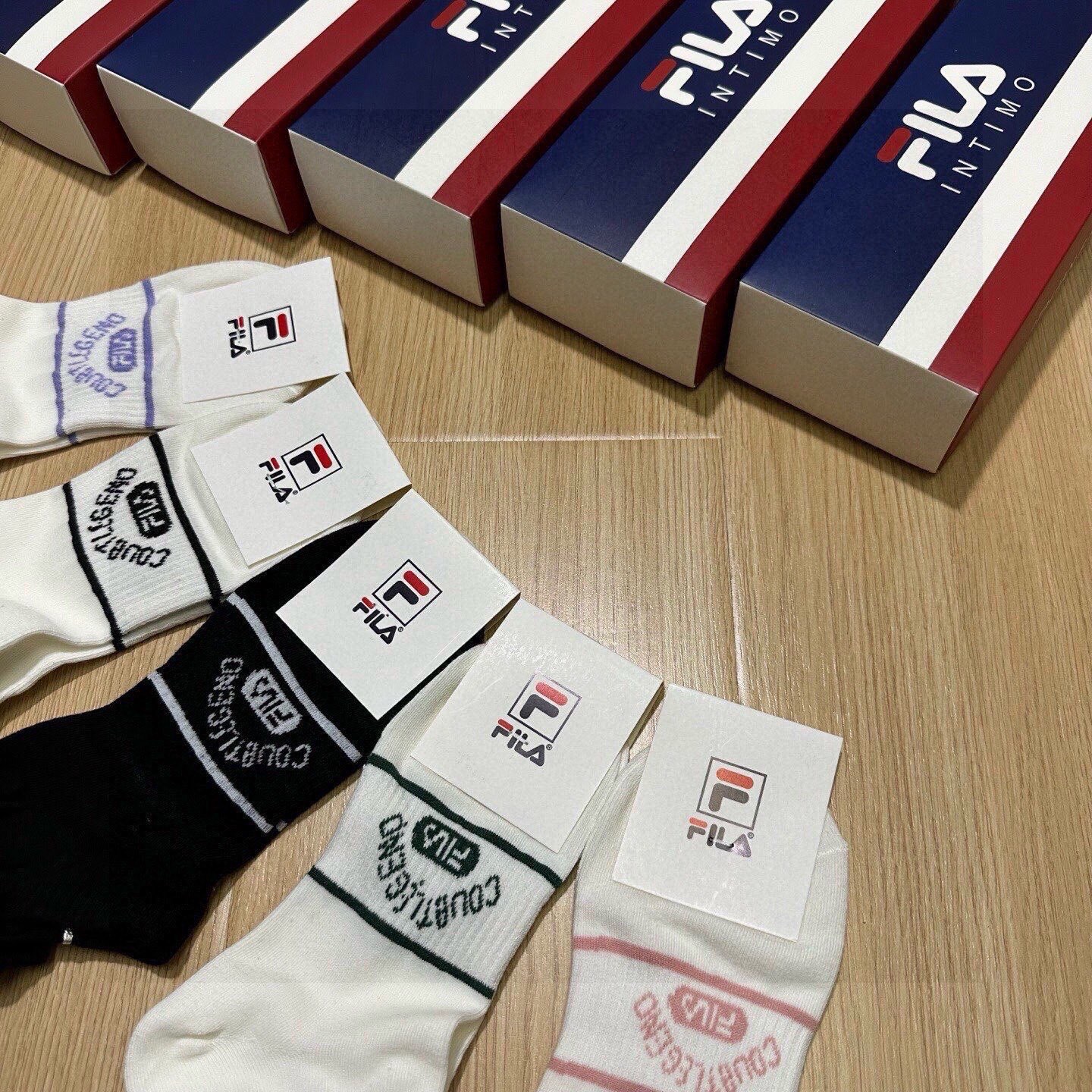 🆕FILA · 菲乐 · 新品女款袜子❗️【一盒五双】提花经典标志，超柔软舒适，超火爆小单品，大牌出街，