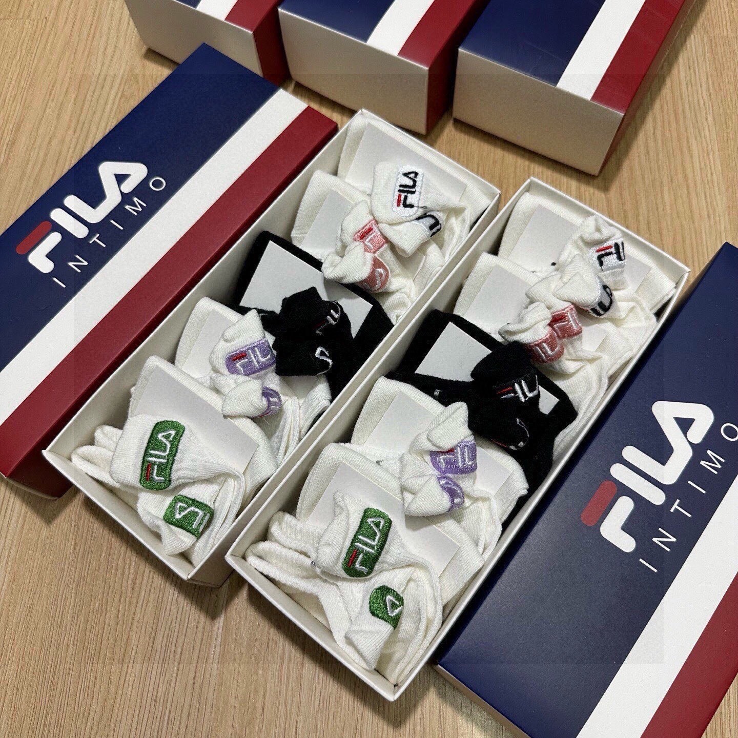 🆕FILA · 菲乐 · 新品女款袜子❗️【一盒五双】提花经典标志，超柔软舒适，超火爆小单品，大牌出街，