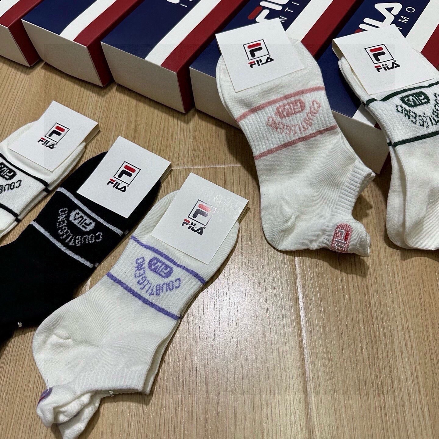 🆕FILA · 菲乐 · 新品女款袜子❗️【一盒五双】提花经典标志，超柔软舒适，超火爆小单品，大牌出街，