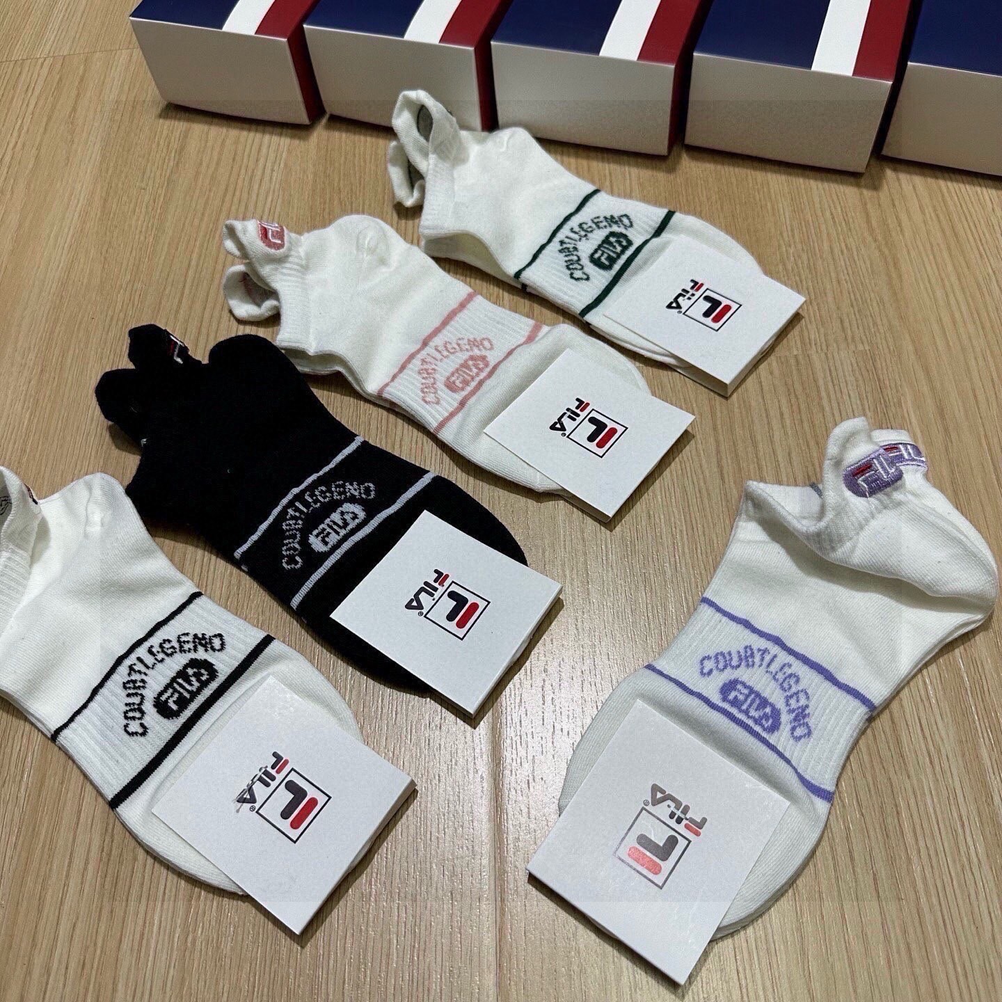 🆕FILA · 菲乐 · 新品女款袜子❗️【一盒五双】提花经典标志，超柔软舒适，超火爆小单品，大牌出街，