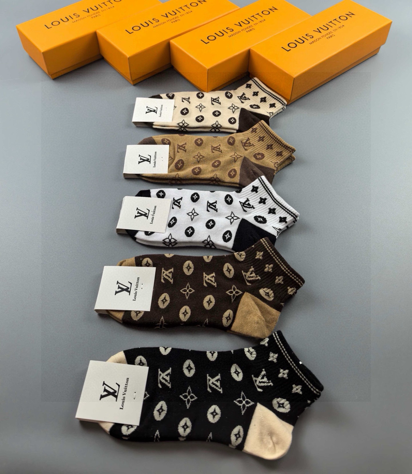 🆕 Louis Vuitton · 路易威登❗️驴家经典女款袜子❗️【一盒五双】纯棉材质，柔软舒适，提花