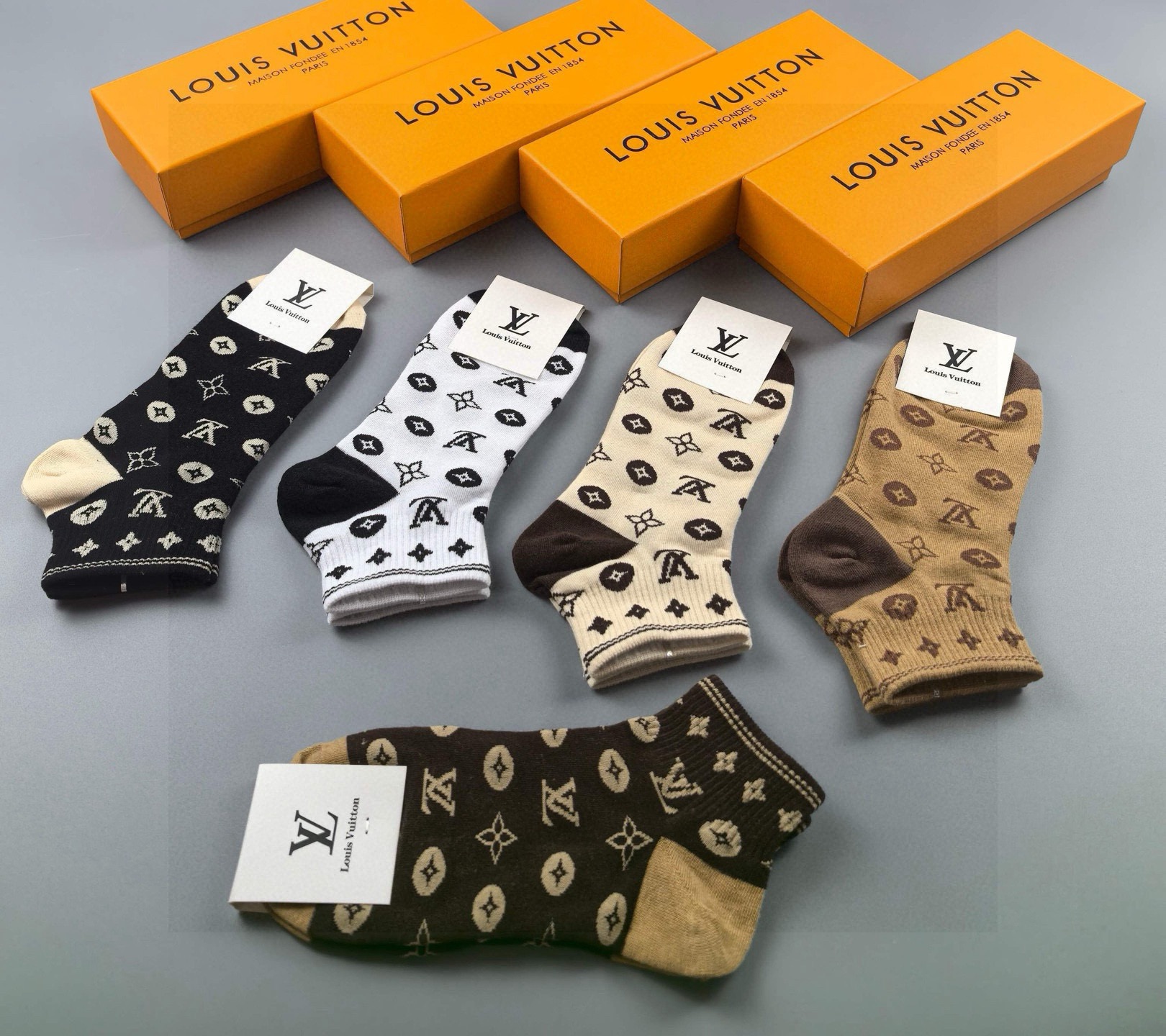 🆕 Louis Vuitton · 路易威登❗️驴家经典女款袜子❗️【一盒五双】纯棉材质，柔软舒适，提花