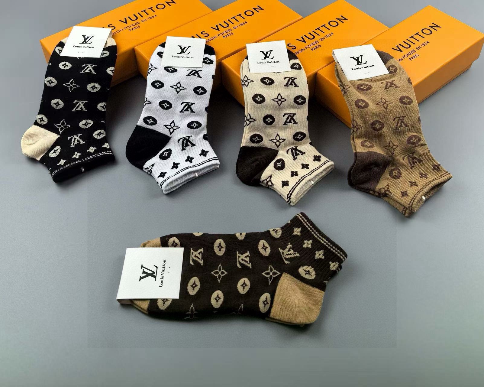 🆕 Louis Vuitton · 路易威登❗️驴家经典女款袜子❗️【一盒五双】纯棉材质，柔软舒适，提花