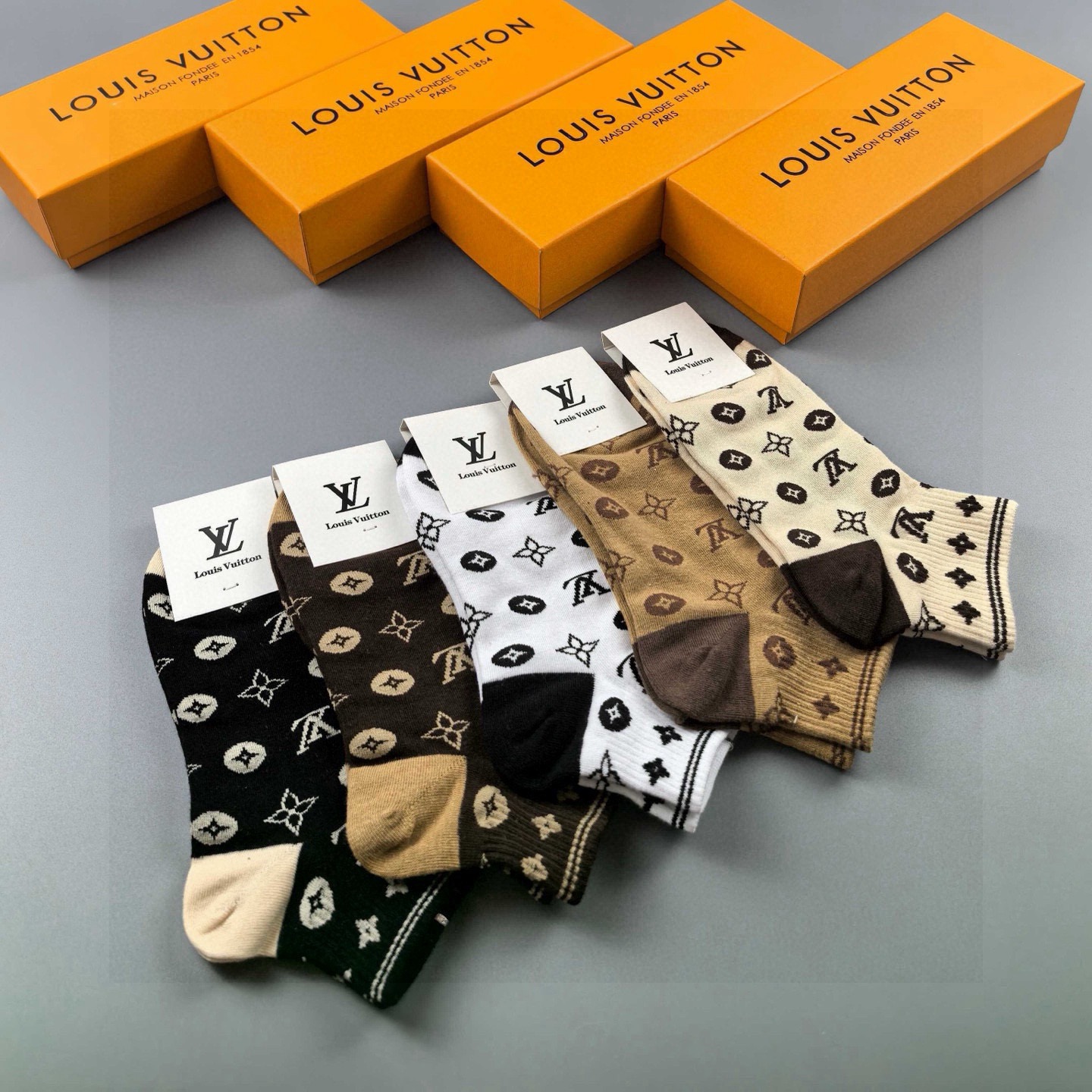 🆕 Louis Vuitton · 路易威登❗️驴家经典女款袜子❗️【一盒五双】纯棉材质，柔软舒适，提花