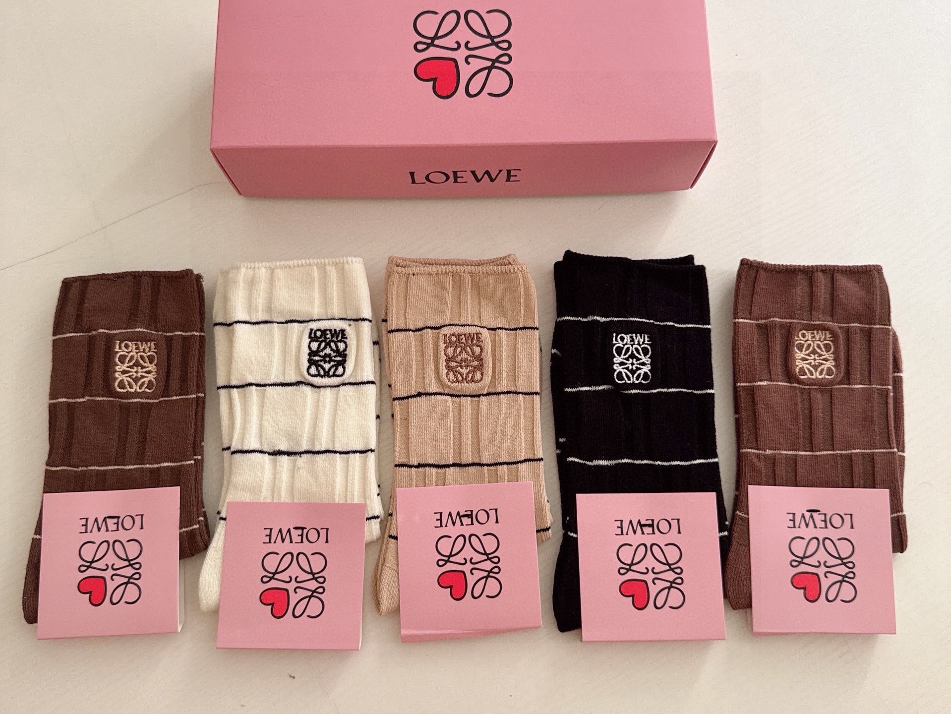 🆕Loewe · 罗意威新品女款长筒袜子❗️【一盒五双】刺绣经典标志搭配极简素色，超级吸睛，简单大气，纯