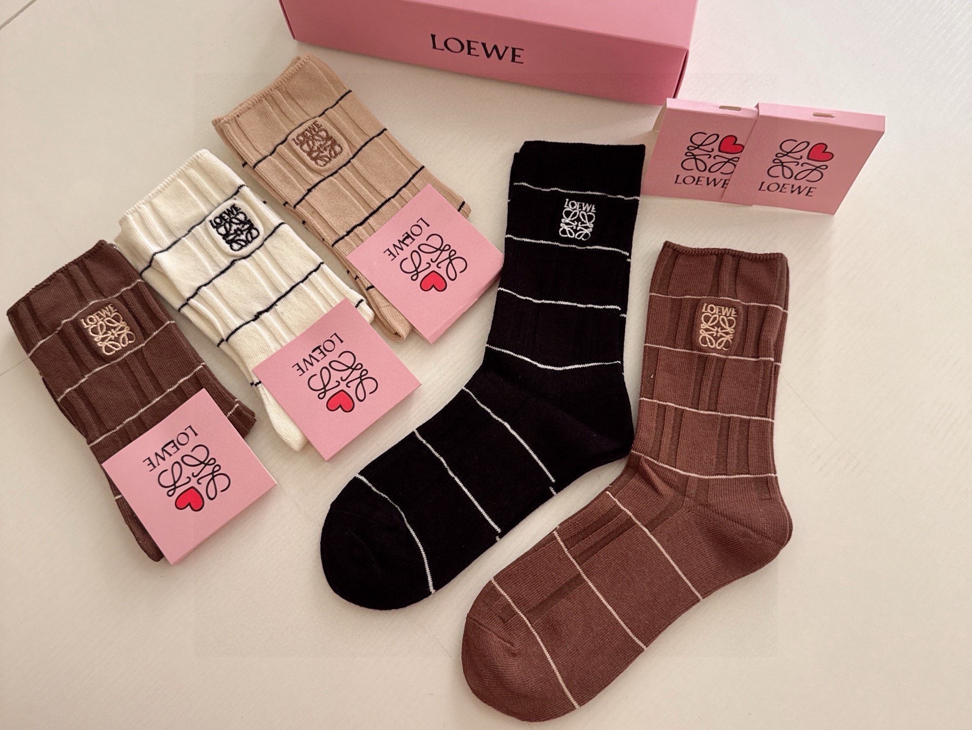🆕Loewe · 罗意威新品女款长筒袜子❗️【一盒五双】刺绣经典标志搭配极简素色，超级吸睛，简单大气，纯
