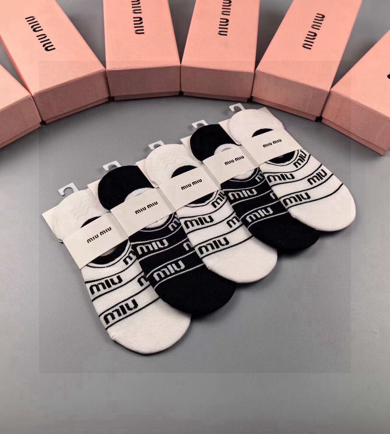 🆕miumiu · 缪缪❗️新品女款隐形袜子❗️【一盒五双】提花经典字母标志，纯棉材质，超舒适超美腻❗️