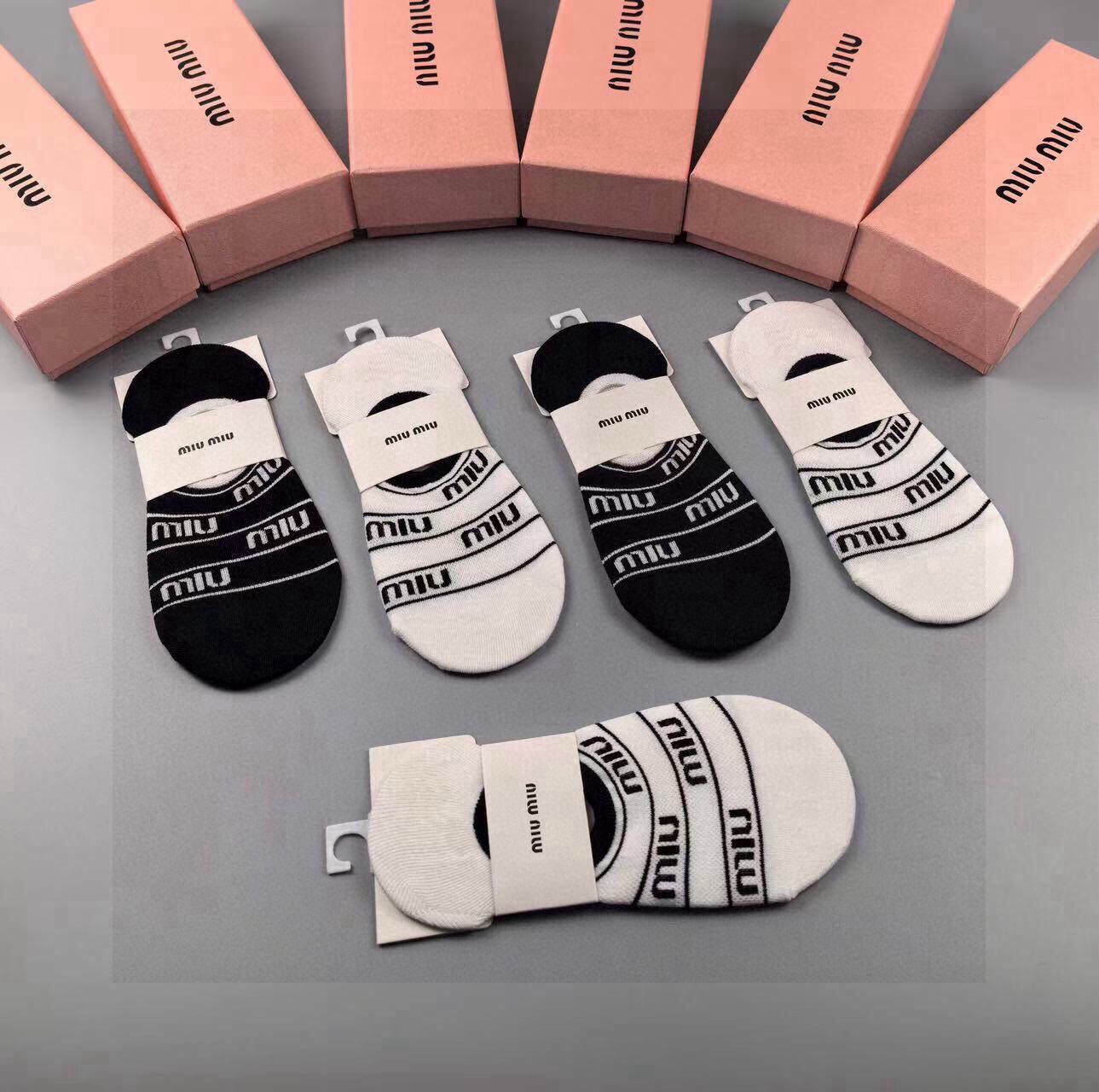 🆕miumiu · 缪缪❗️新品女款隐形袜子❗️【一盒五双】提花经典字母标志，纯棉材质，超舒适超美腻❗️