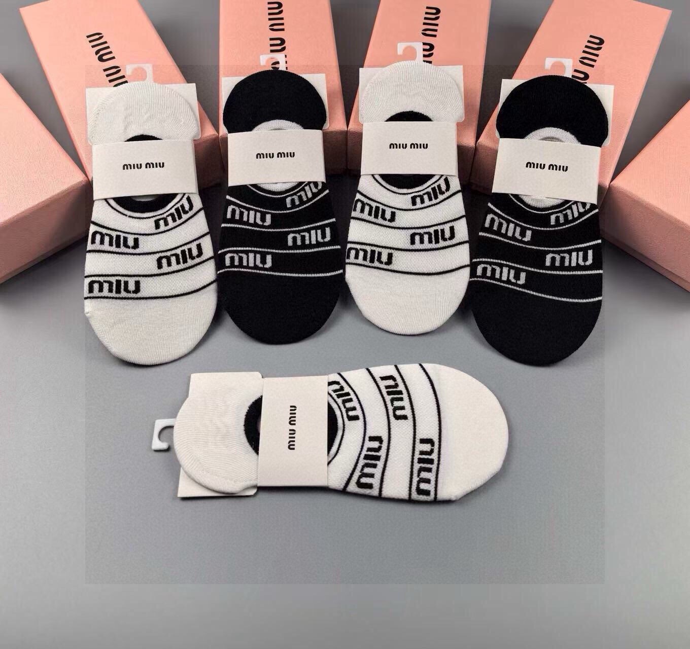 🆕miumiu · 缪缪❗️新品女款隐形袜子❗️【一盒五双】提花经典字母标志，纯棉材质，超舒适超美腻❗️