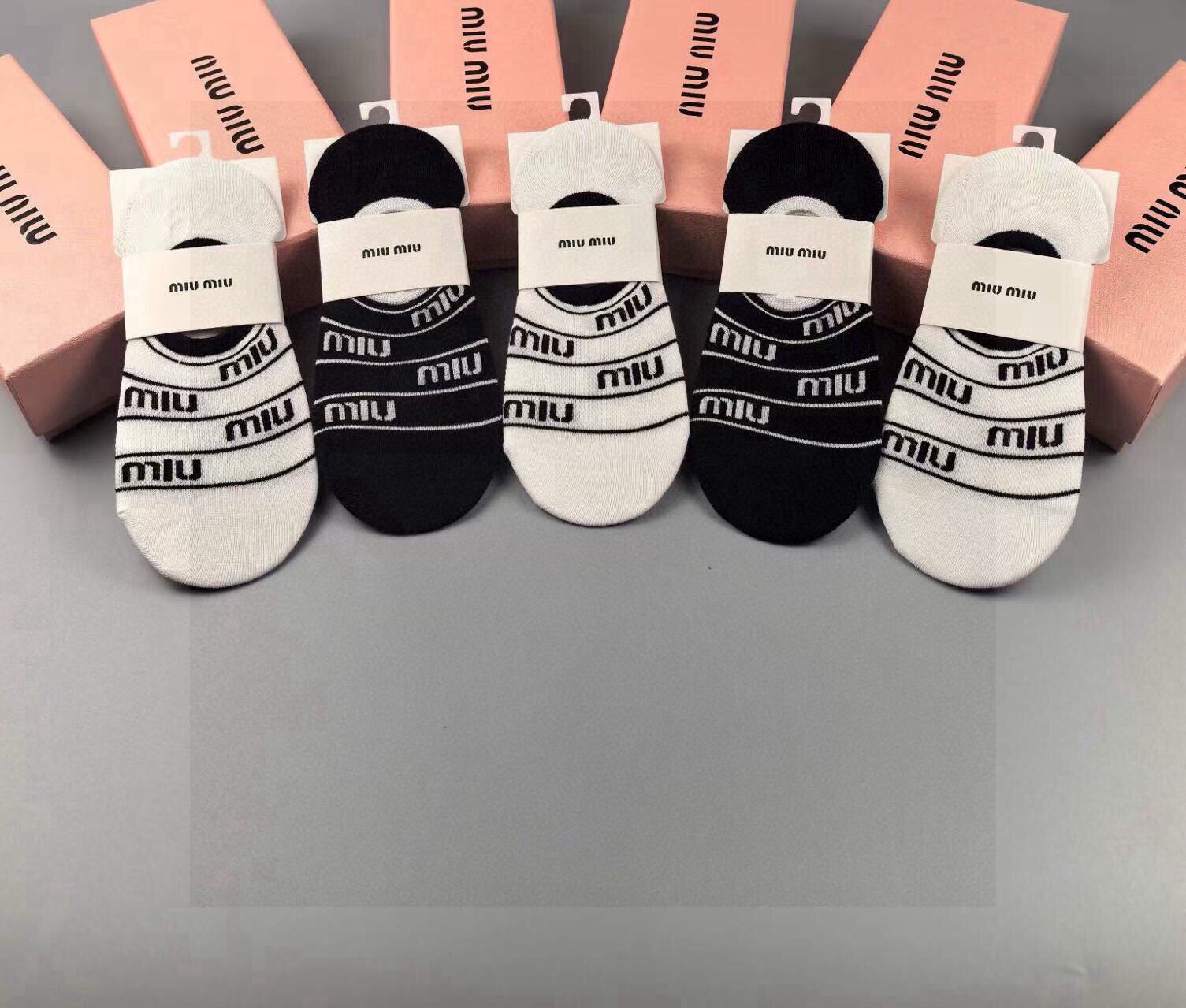 🆕miumiu · 缪缪❗️新品女款隐形袜子❗️【一盒五双】提花经典字母标志，纯棉材质，超舒适超美腻❗️