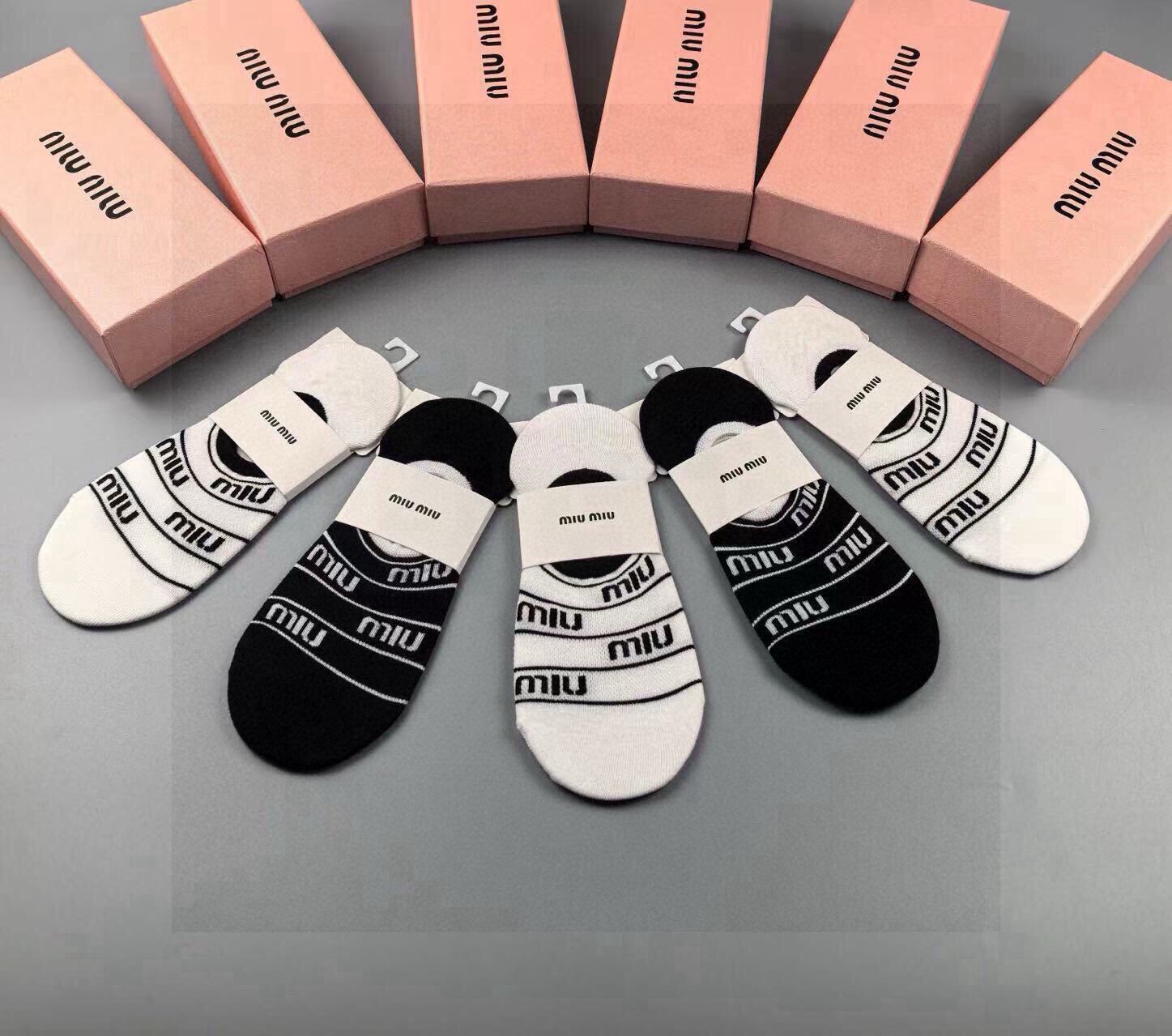 🆕miumiu · 缪缪❗️新品女款隐形袜子❗️【一盒五双】提花经典字母标志，纯棉材质，超舒适超美腻❗️