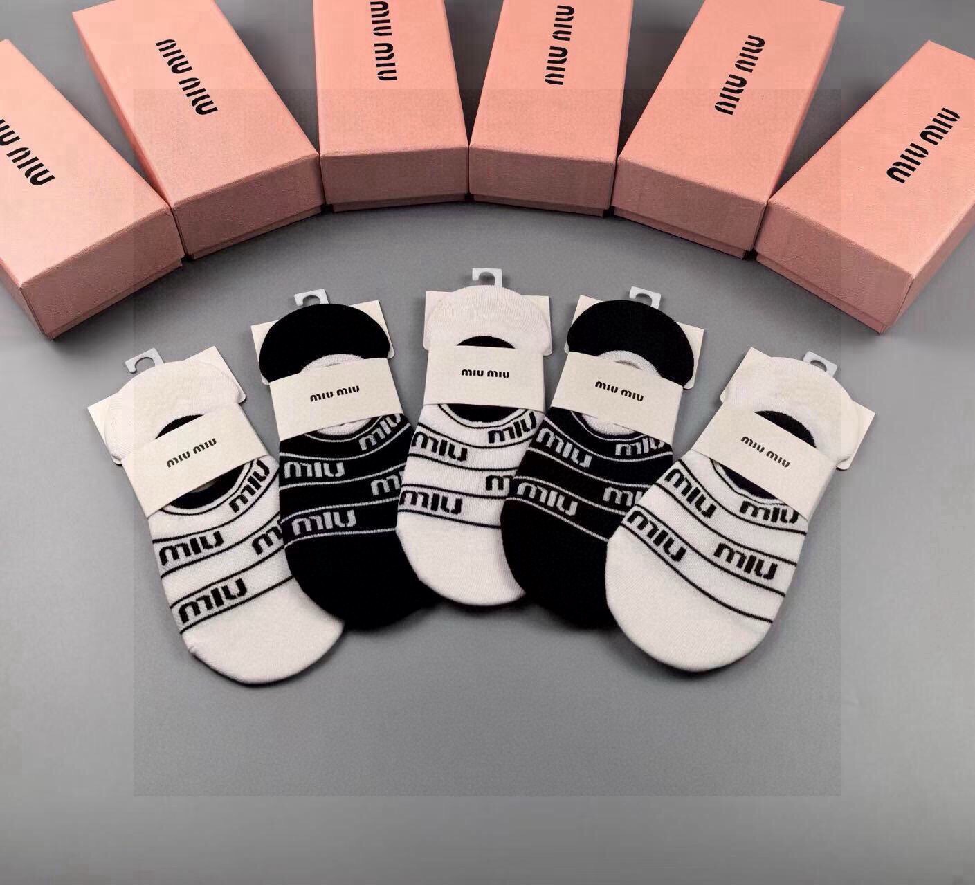 🆕miumiu · 缪缪❗️新品女款隐形袜子❗️【一盒五双】提花经典字母标志，纯棉材质，超舒适超美腻❗️