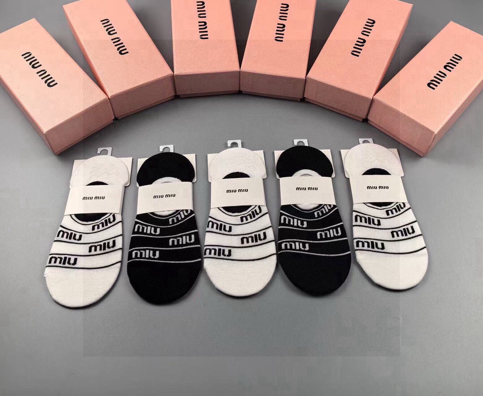🆕miumiu · 缪缪❗️新品女款隐形袜子❗️【一盒五双】提花经典字母标志，纯棉材质，超舒适超美腻❗️
