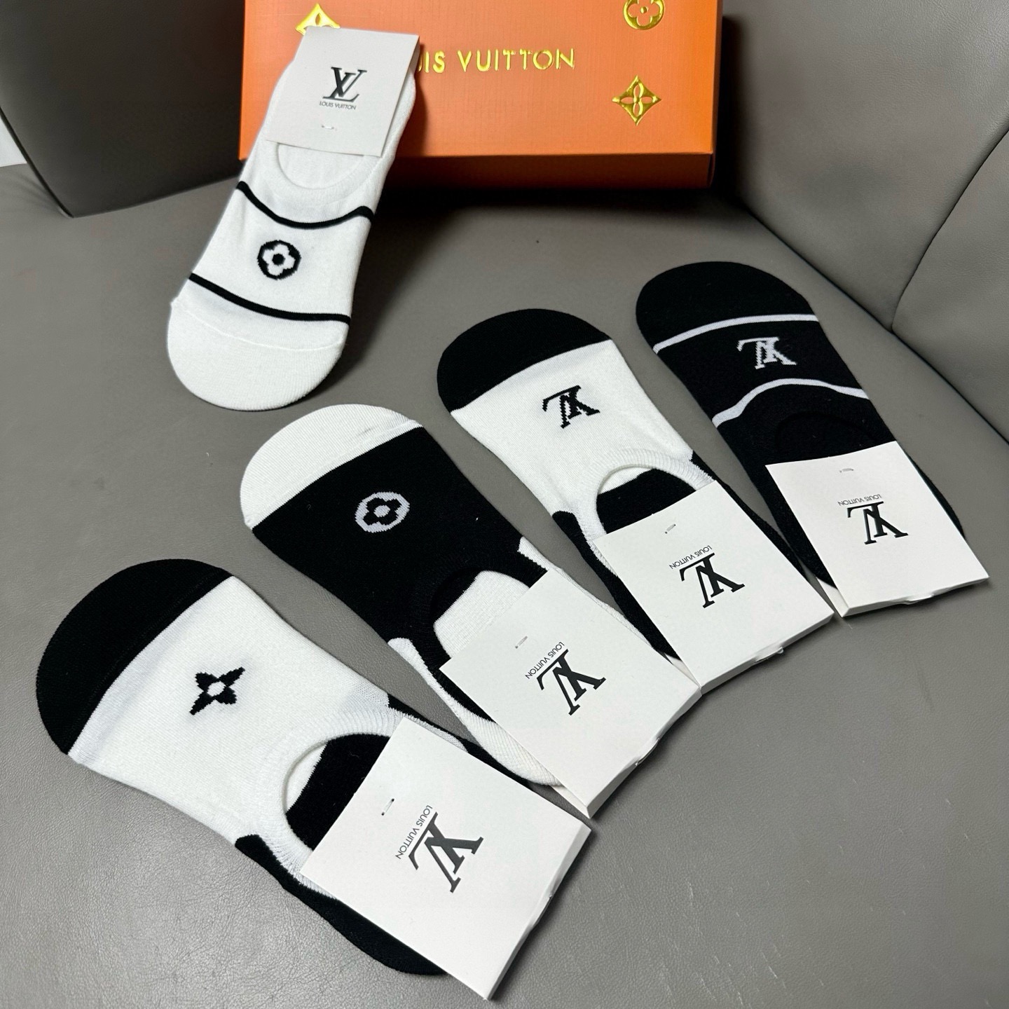 🆕Louis Vuitton · 路易威登❗️驴家新品女款隐形袜子❗【一盒五双】提花经典标志，纯棉材质，