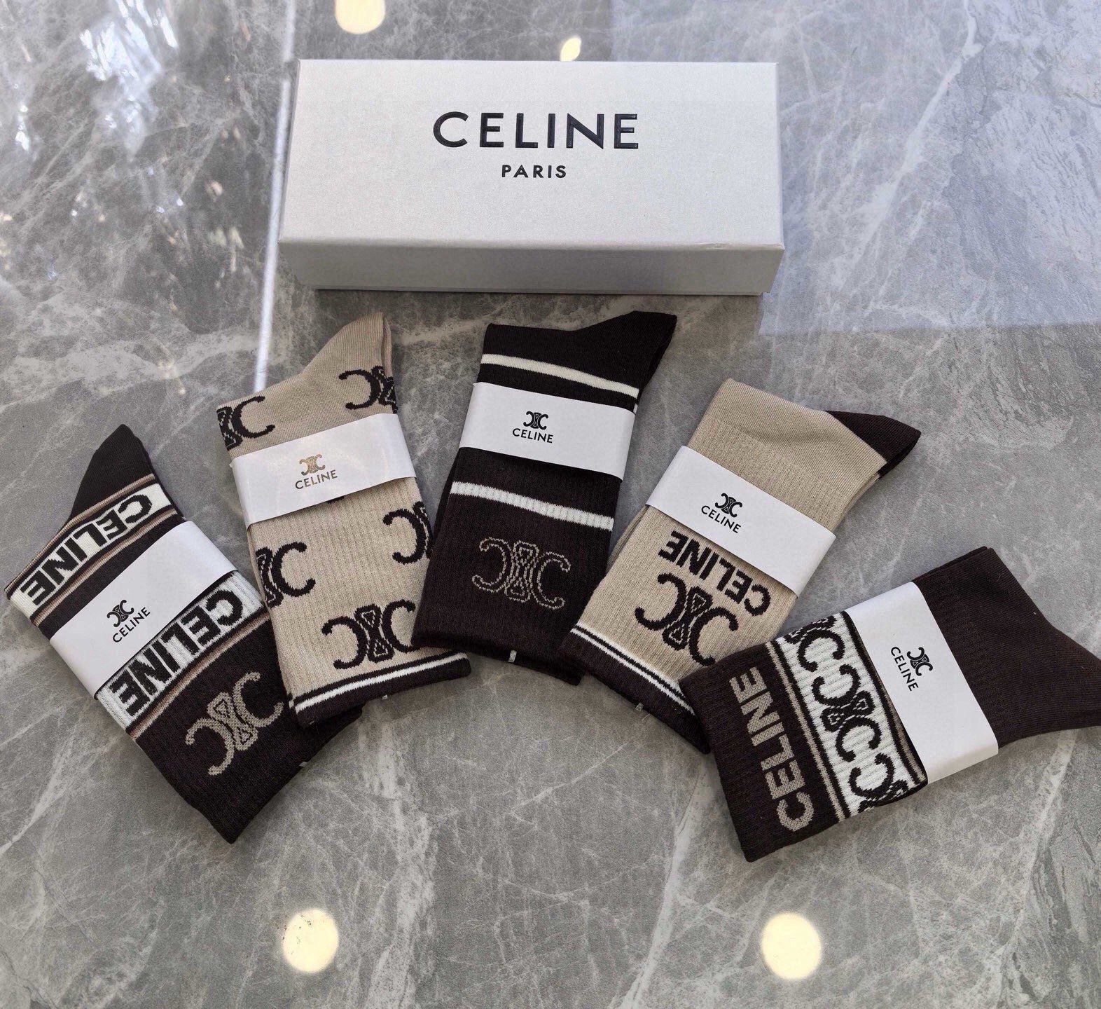 🆕Celine · 赛琳❗️CE家新品女款中筒袜子❗️【一盒五双】纯棉材质，柔软舒适透气，提花经典CE标