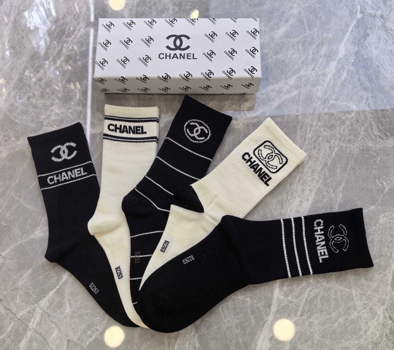 🆕CHANEL · 香奈儿❗️香奶奶家新品女款袜子❗️【一盒五双】纯棉材质，柔软舒适透气，提花经典品牌全