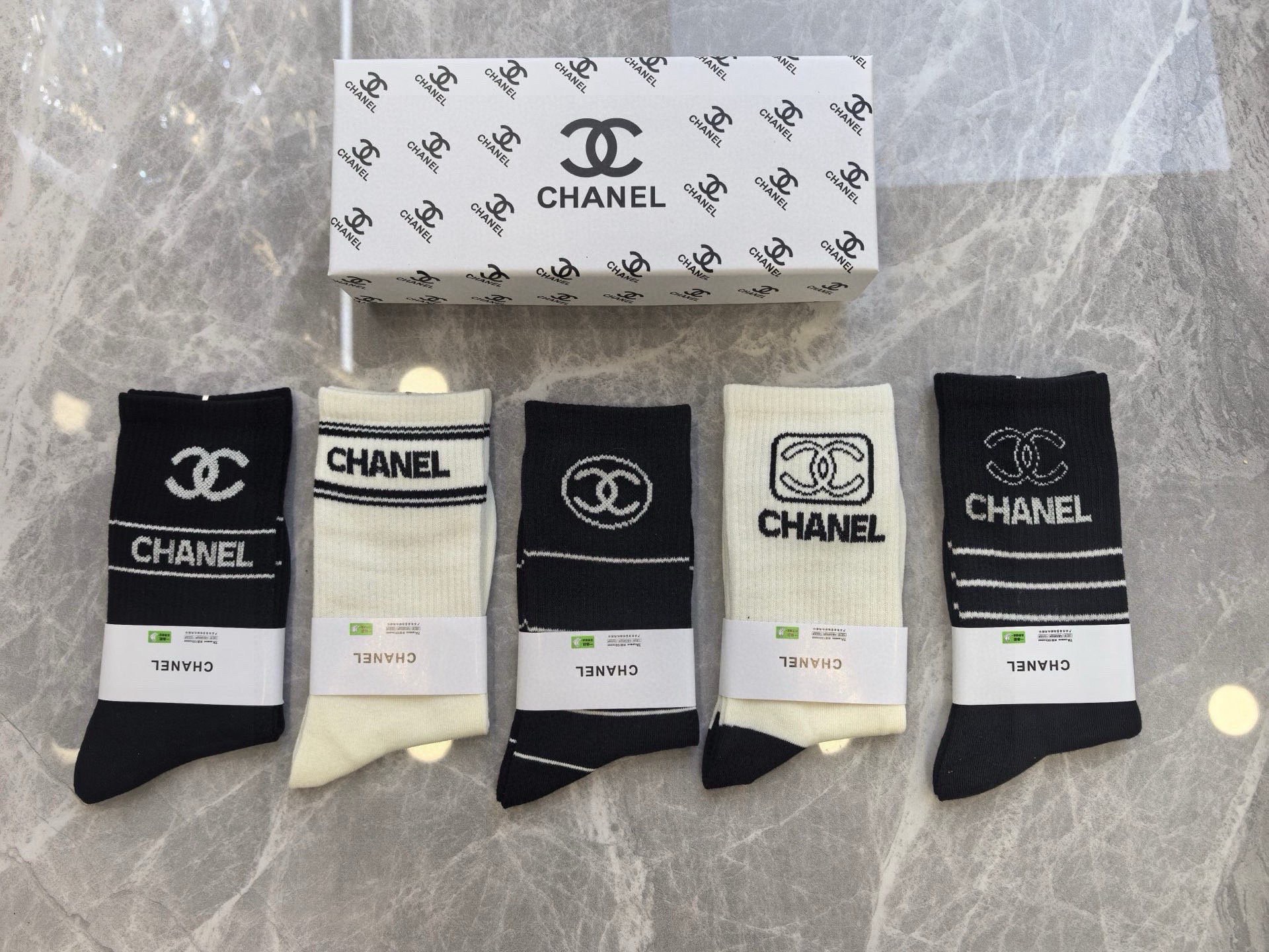 🆕CHANEL · 香奈儿❗️香奶奶家新品女款袜子❗️【一盒五双】纯棉材质，柔软舒适透气，提花经典品牌全