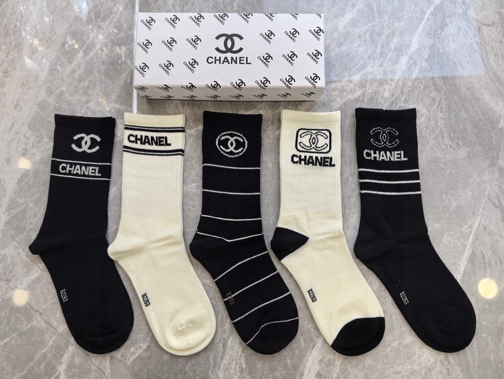 🆕CHANEL · 香奈儿❗️香奶奶家新品女款袜子❗️【一盒五双】纯棉材质，柔软舒适透气，提花经典品牌全