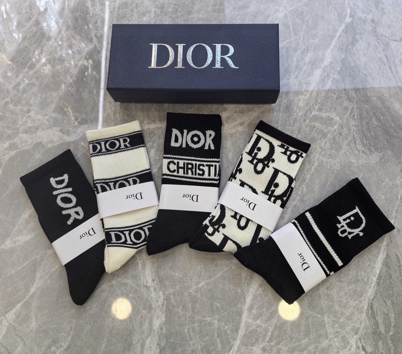 🆕Dior · 迪奥❗️D家新品女款长筒袜子❗️【一盒五双】纯棉材质，上脚柔软舒适，满满的老花经典log
