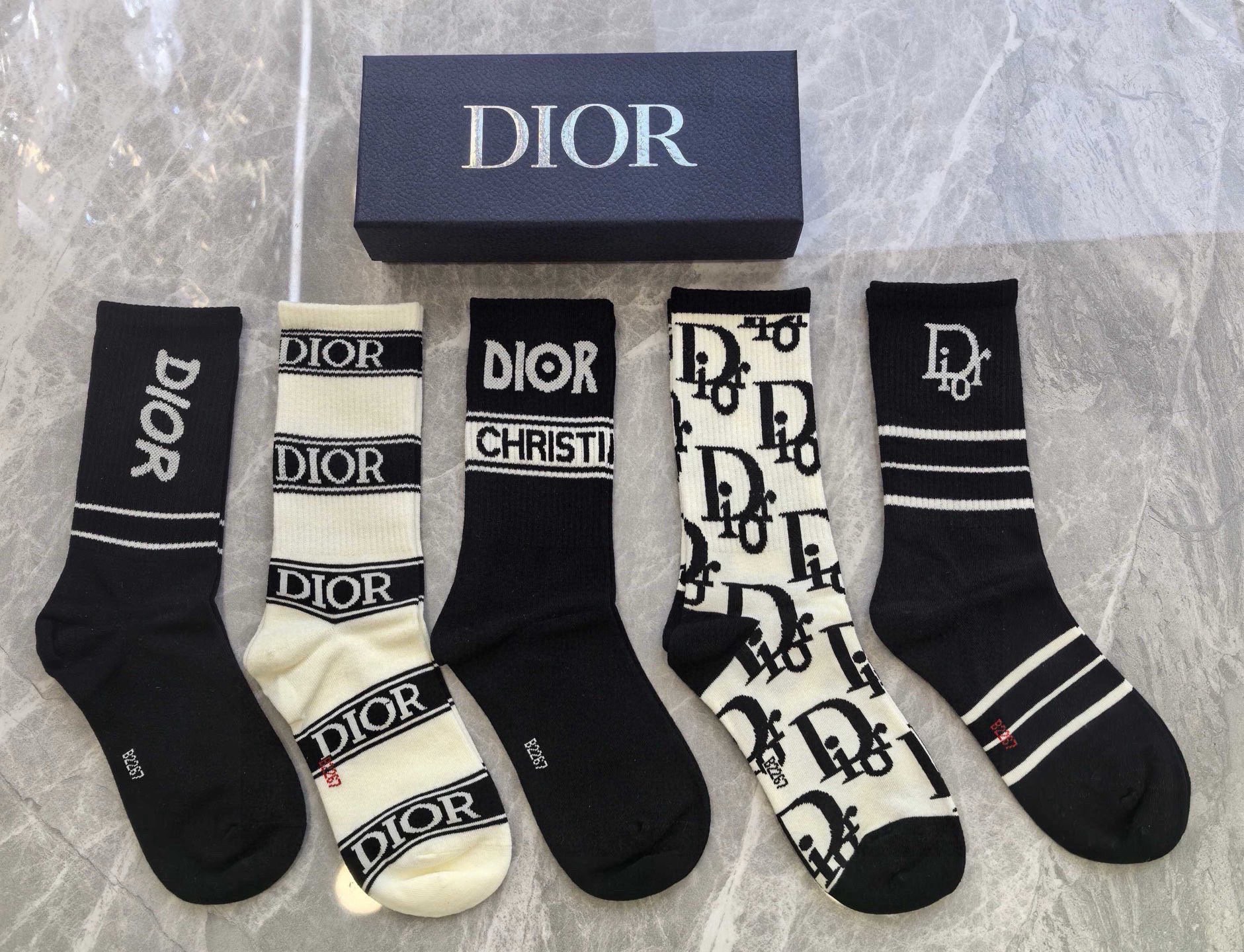 🆕Dior · 迪奥❗️D家新品女款长筒袜子❗️【一盒五双】纯棉材质，上脚柔软舒适，满满的老花经典log