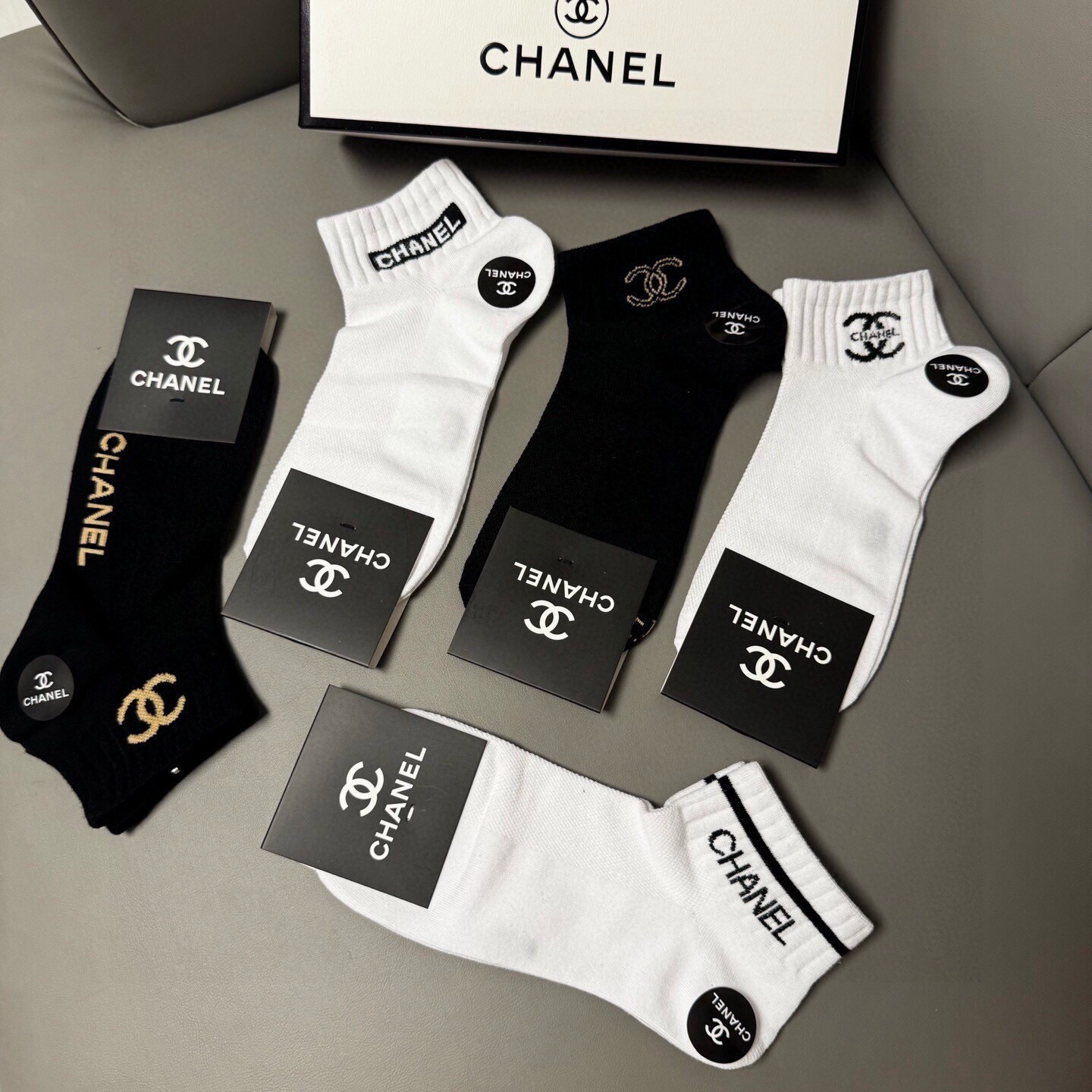 🆕CHANEL · 香奈儿❗️CH新品女款袜子❗️【一盒五双】纯棉材质，提花经典双C标识，炒鸡nice，