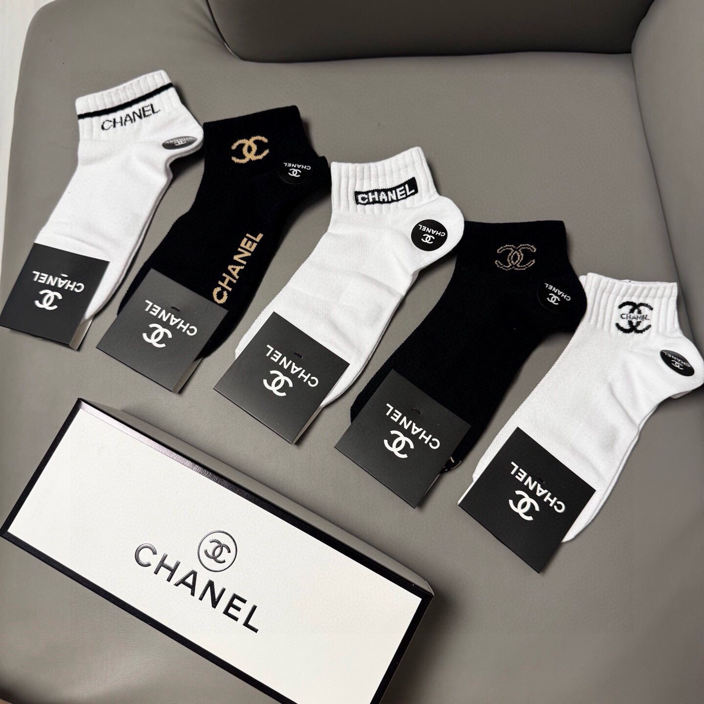 🆕CHANEL · 香奈儿❗️CH新品女款袜子❗️【一盒五双】纯棉材质，提花经典双C标识，炒鸡nice，