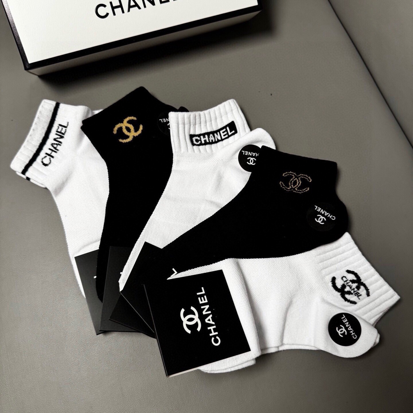 🆕CHANEL · 香奈儿❗️CH新品女款袜子❗️【一盒五双】纯棉材质，提花经典双C标识，炒鸡nice，