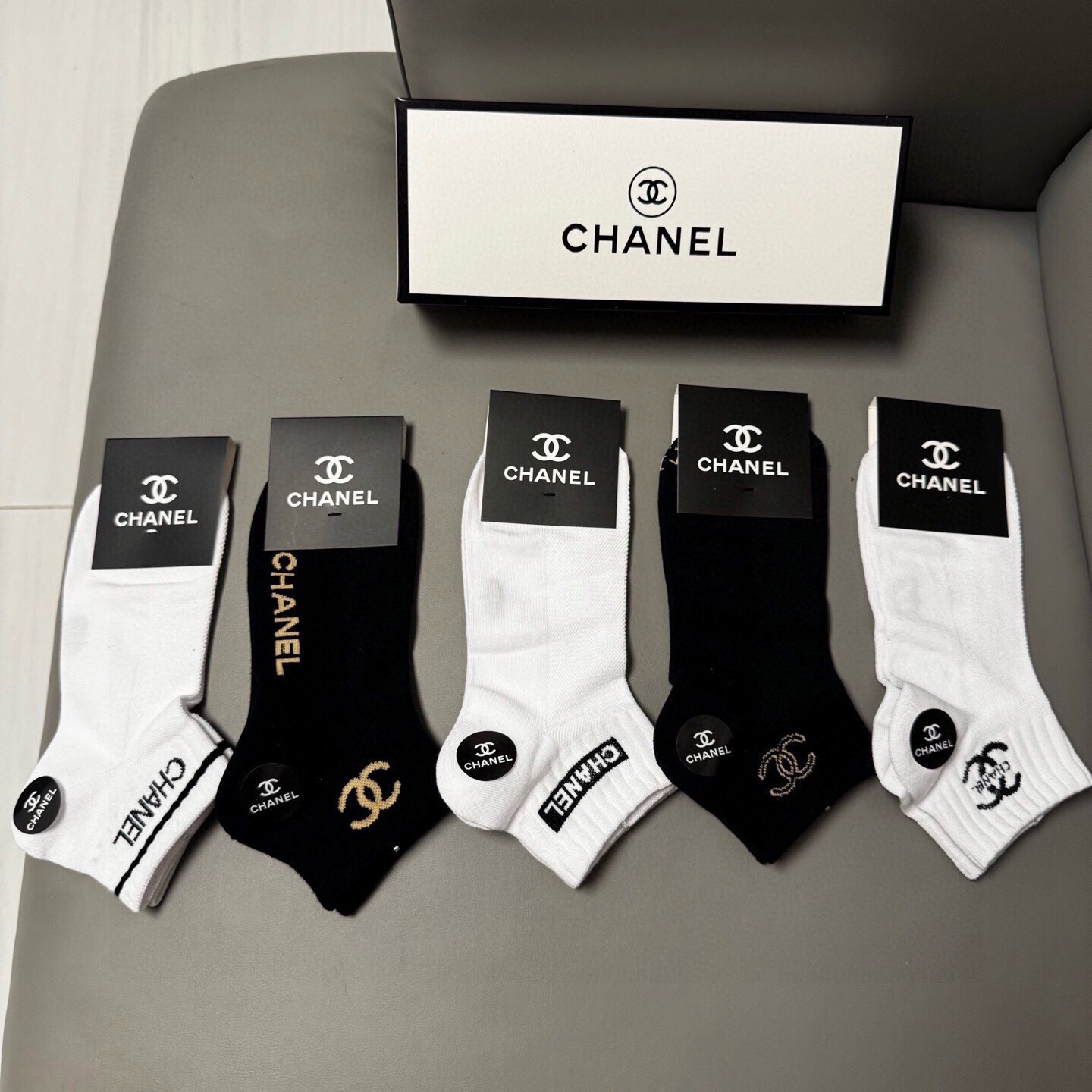 🆕CHANEL · 香奈儿❗️CH新品女款袜子❗️【一盒五双】纯棉材质，提花经典双C标识，炒鸡nice，