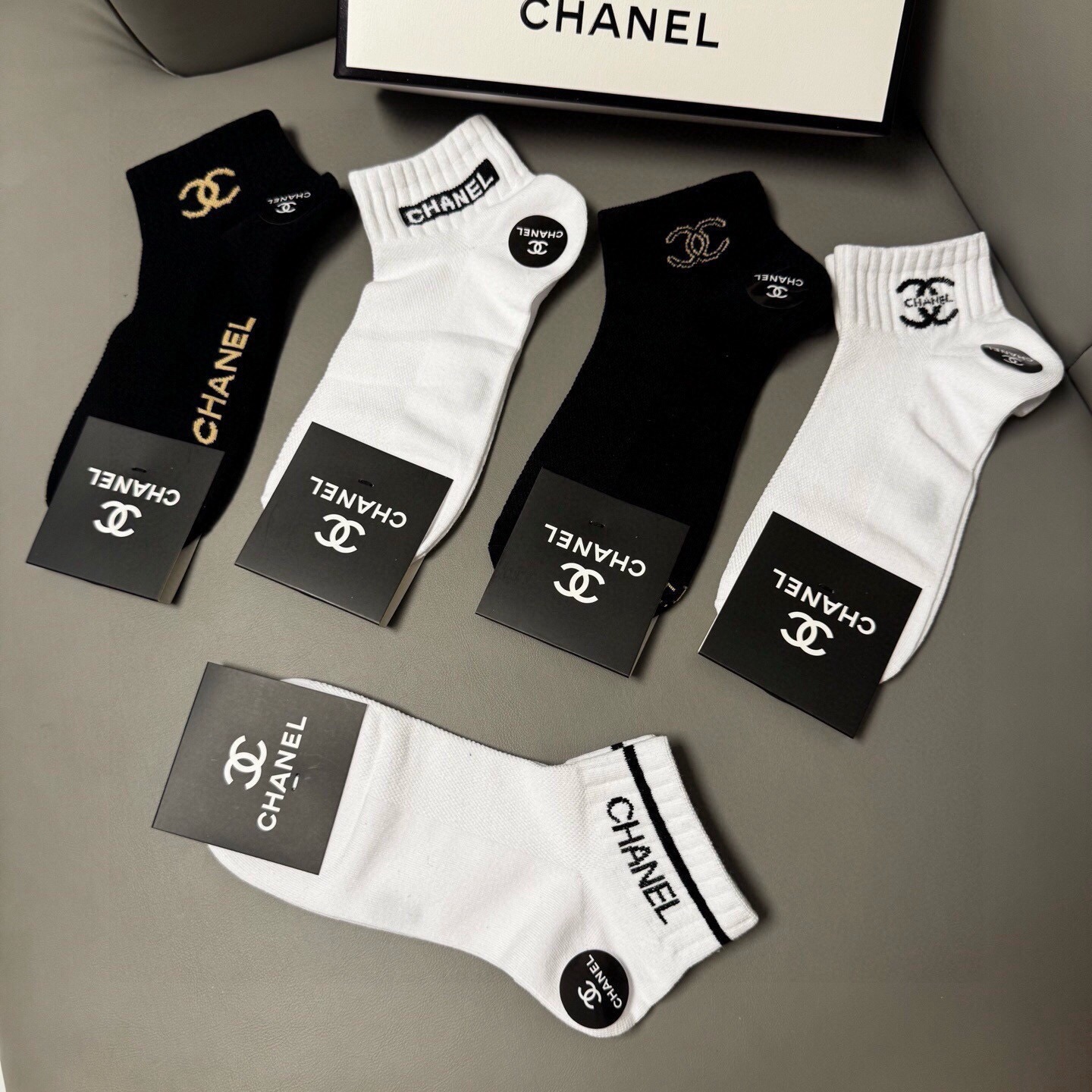 🆕CHANEL · 香奈儿❗️CH新品女款袜子❗️【一盒五双】纯棉材质，提花经典双C标识，炒鸡nice，