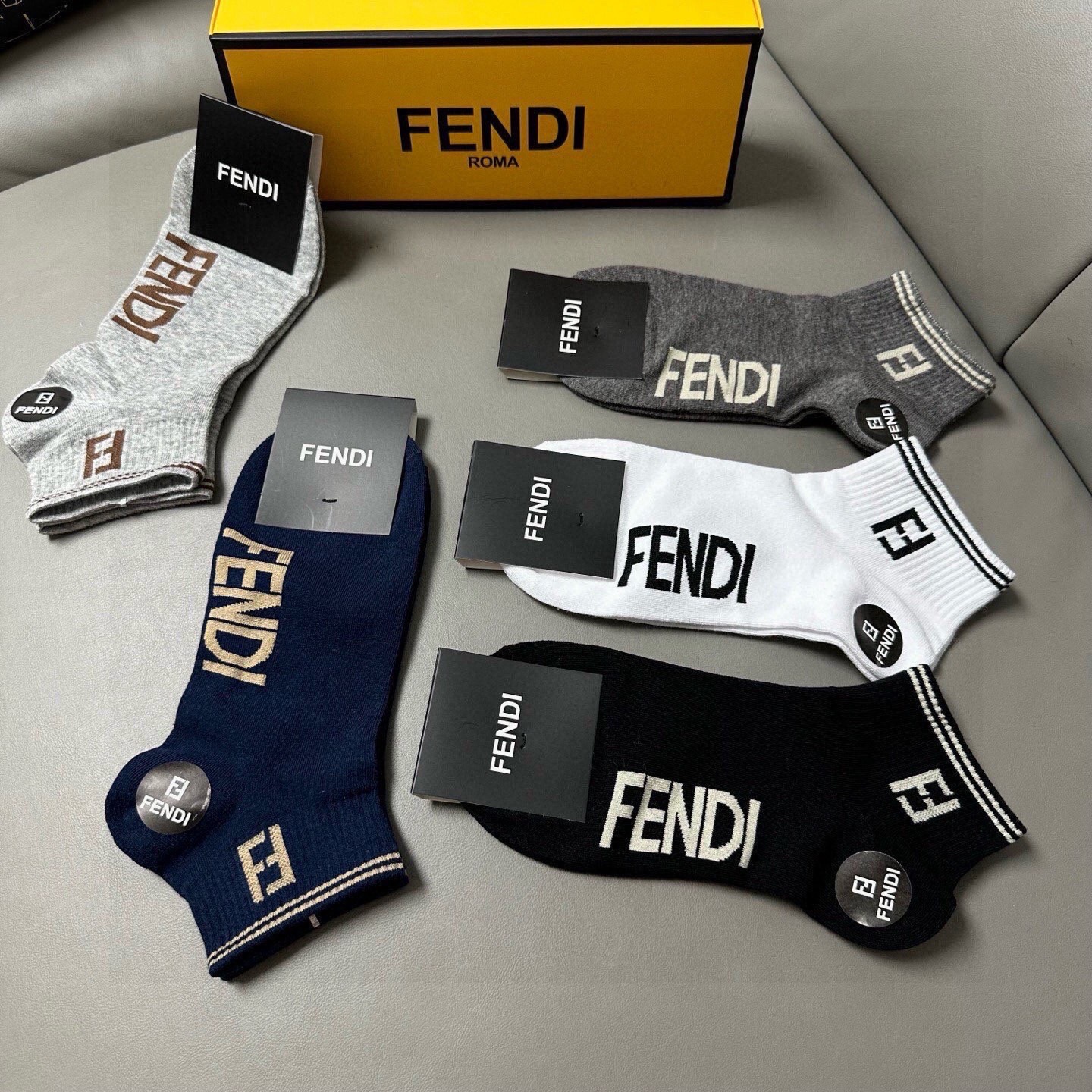 🆕FENDI · 芬迪❗️FF新品男款船袜❗️【一盒五双】提花经典的字母标志，纯棉材质制造，透气舒适，超