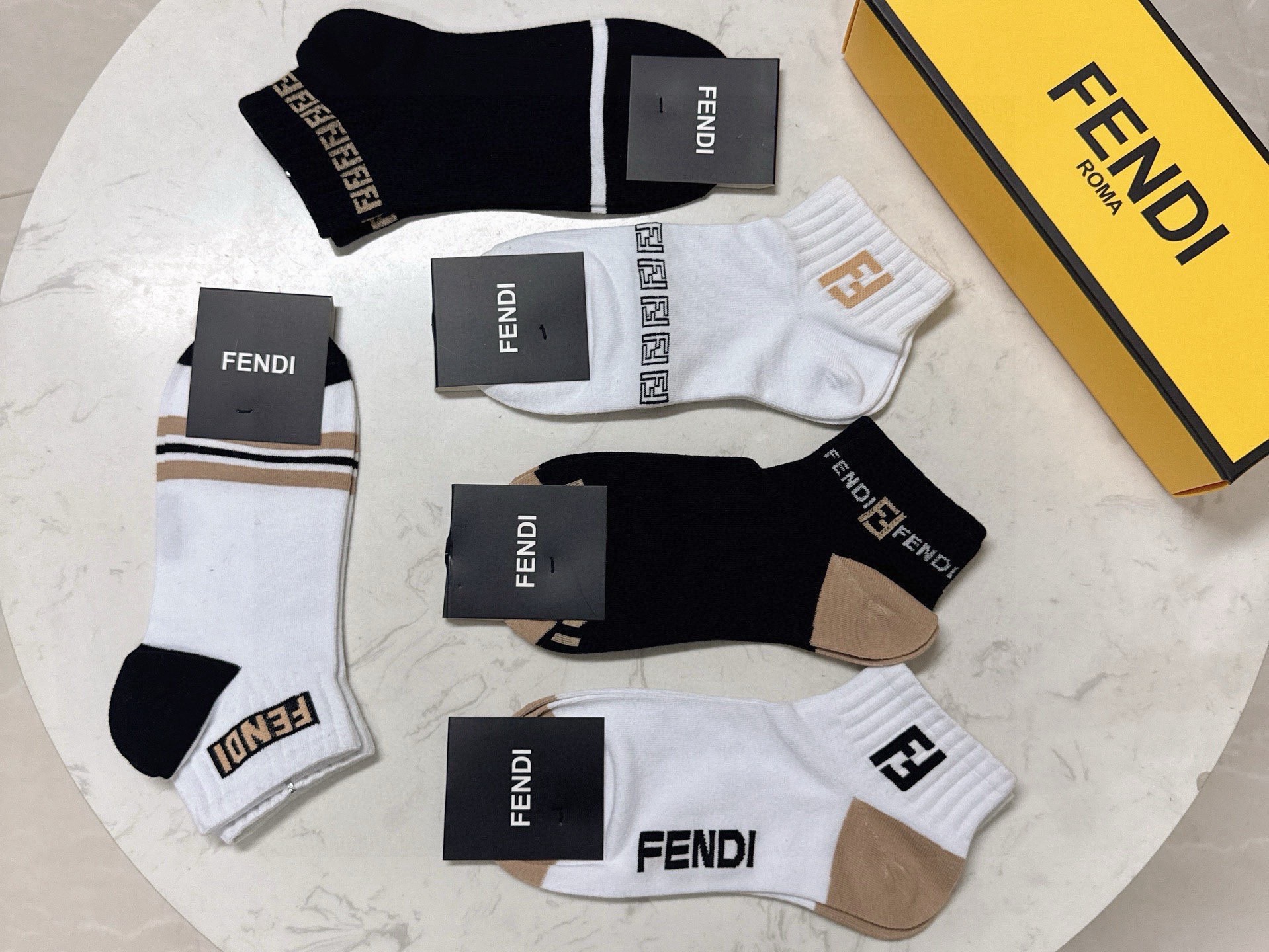 🆕FENDI · 芬迪❗️大F新品袜子❗️【一盒五双】提花经典的双F标志，纯棉材质制造，透气舒适，超级n