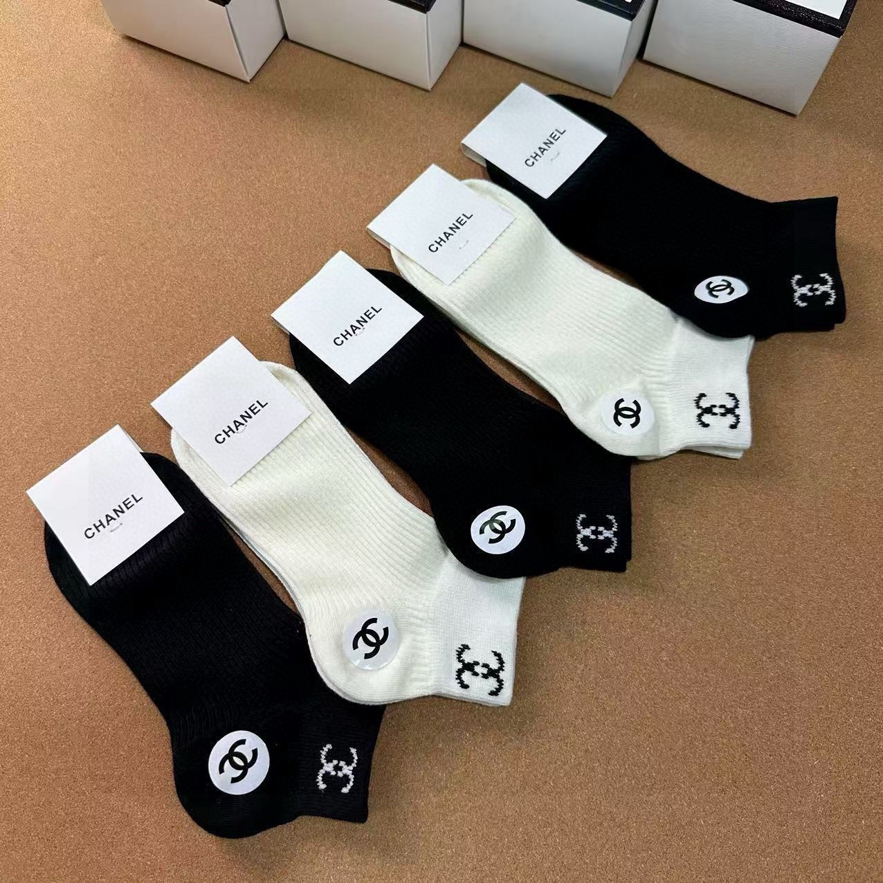 🆕CHANEL · 香奈儿❗️CH新品女款袜子❗️【一盒五双】纯棉材质，提花经典双C标识，炒鸡nice，