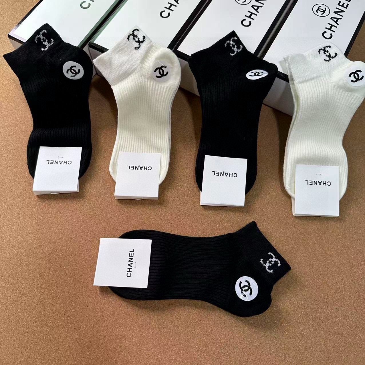 🆕CHANEL · 香奈儿❗️CH新品女款袜子❗️【一盒五双】纯棉材质，提花经典双C标识，炒鸡nice，
