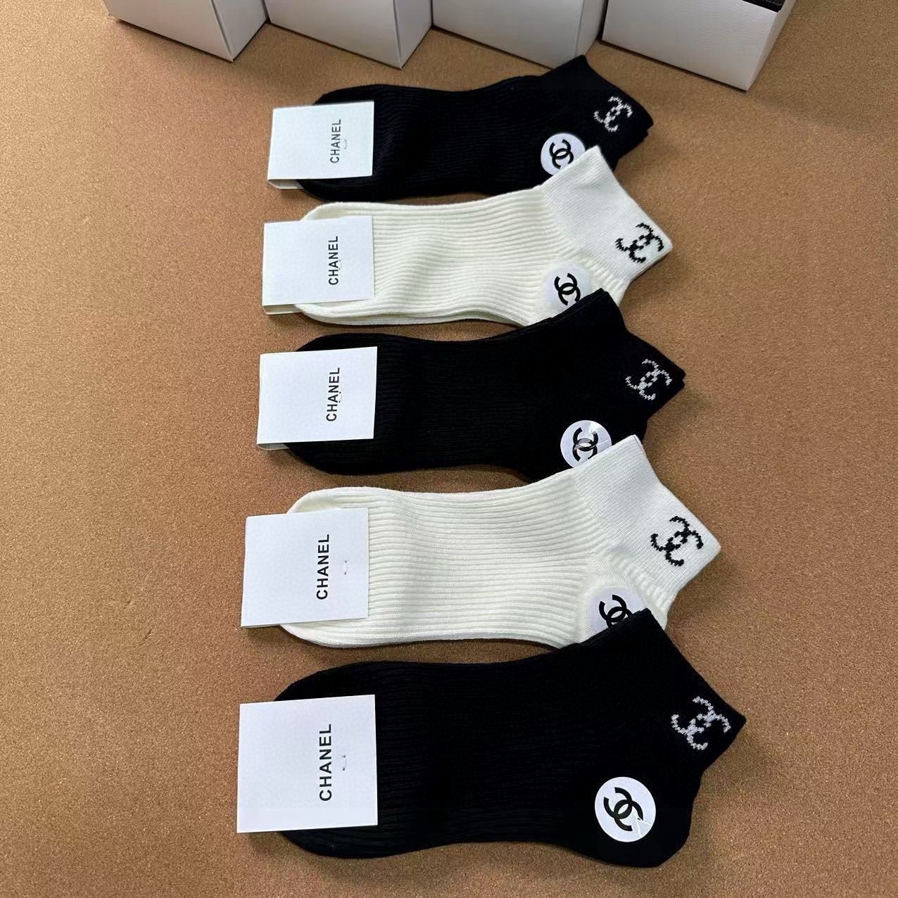 🆕CHANEL · 香奈儿❗️CH新品女款袜子❗️【一盒五双】纯棉材质，提花经典双C标识，炒鸡nice，