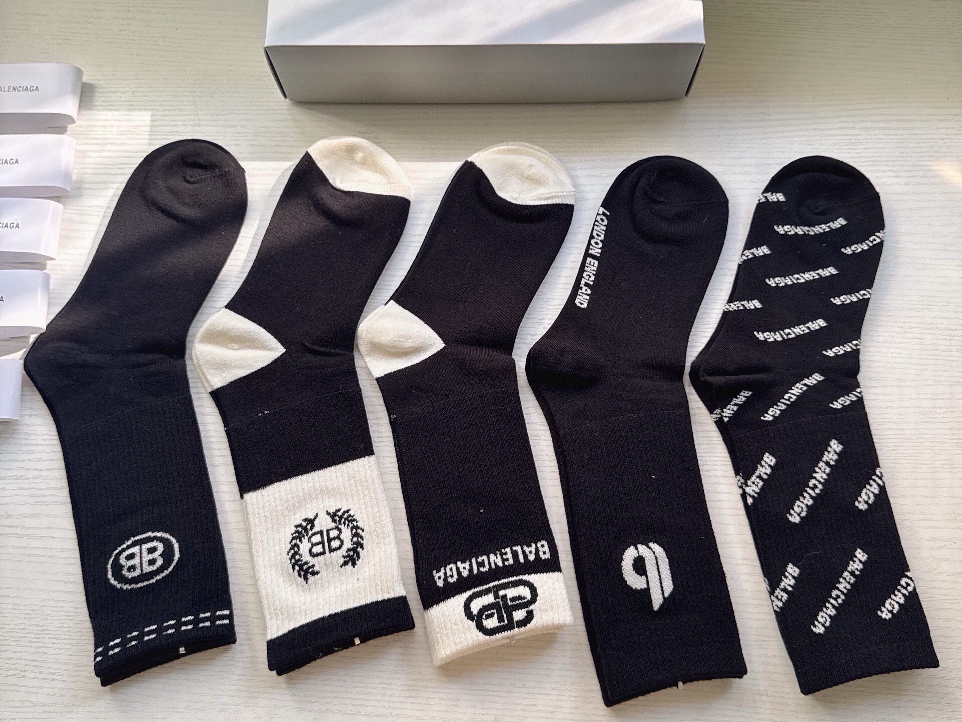 🆕BALENCIAGA · 巴黎世家❗️大巴黎新品女款长筒袜子❗️【一盒五双】纯棉材质织造，上脚柔软舒适