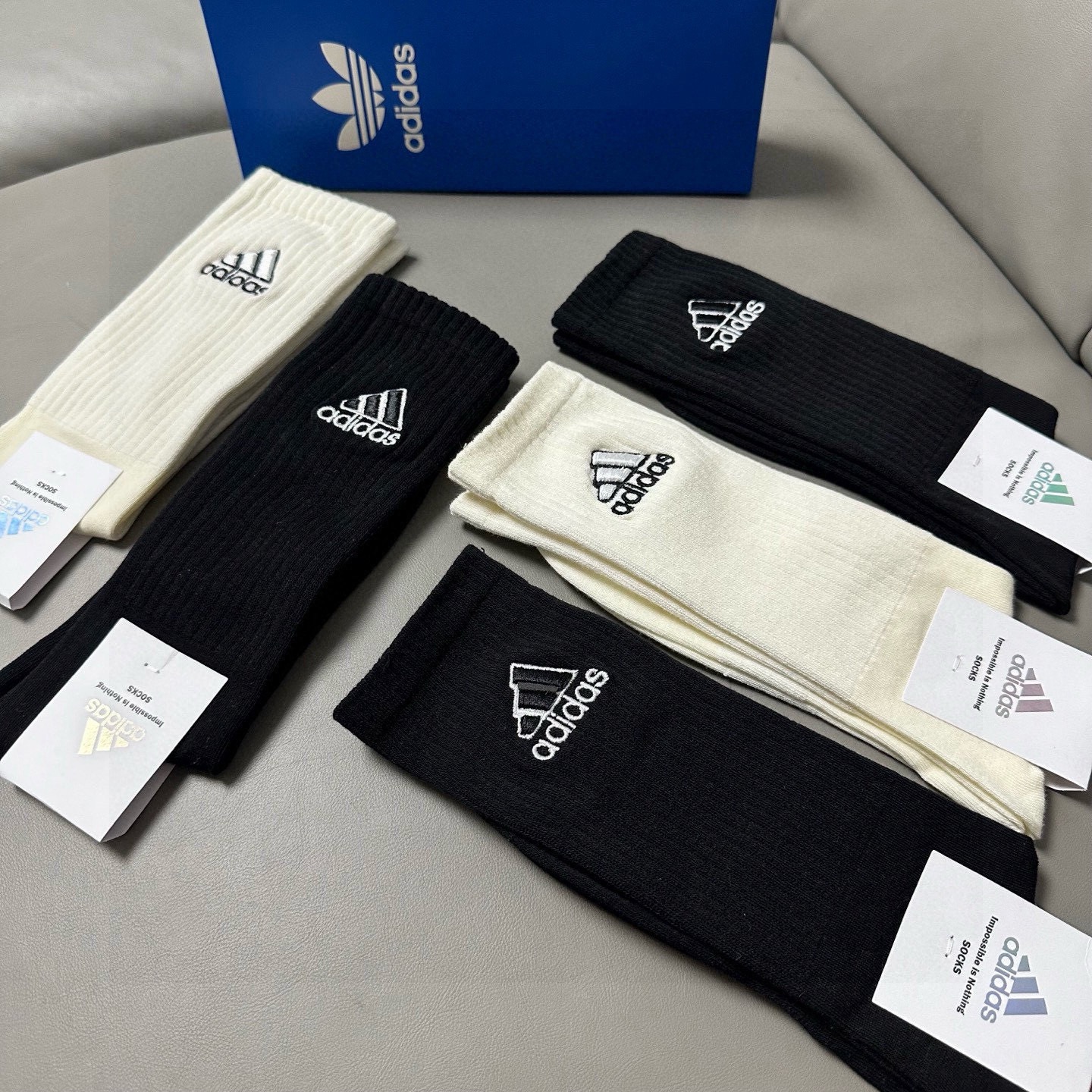 🆕Adidas · 阿迪达斯❗️新品女款长筒袜子，火爆全网的三叶草❗️☘万针刺绣️logo超级nice❗