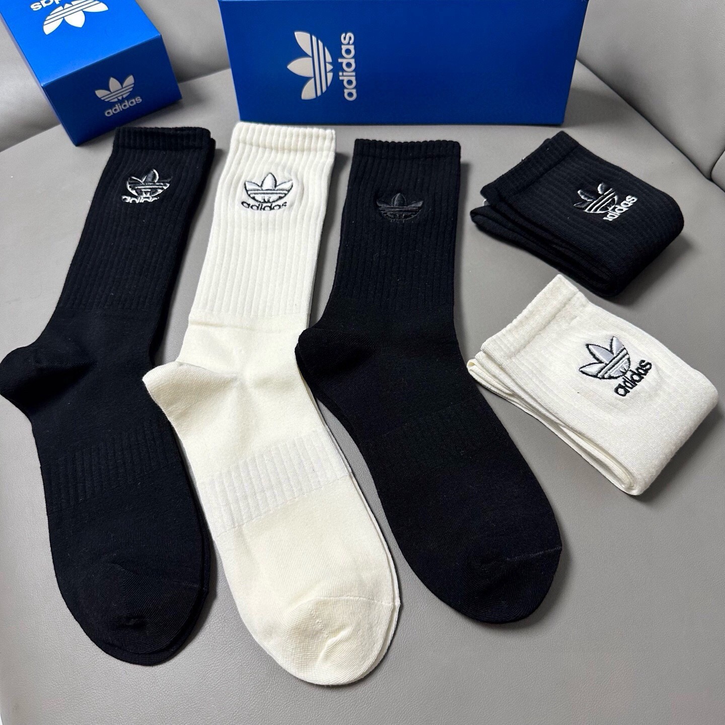 🆕Adidas · 阿迪达斯❗️新品女款长筒袜子，火爆全网的三叶草❗️☘万针刺绣️logo超级nice❗