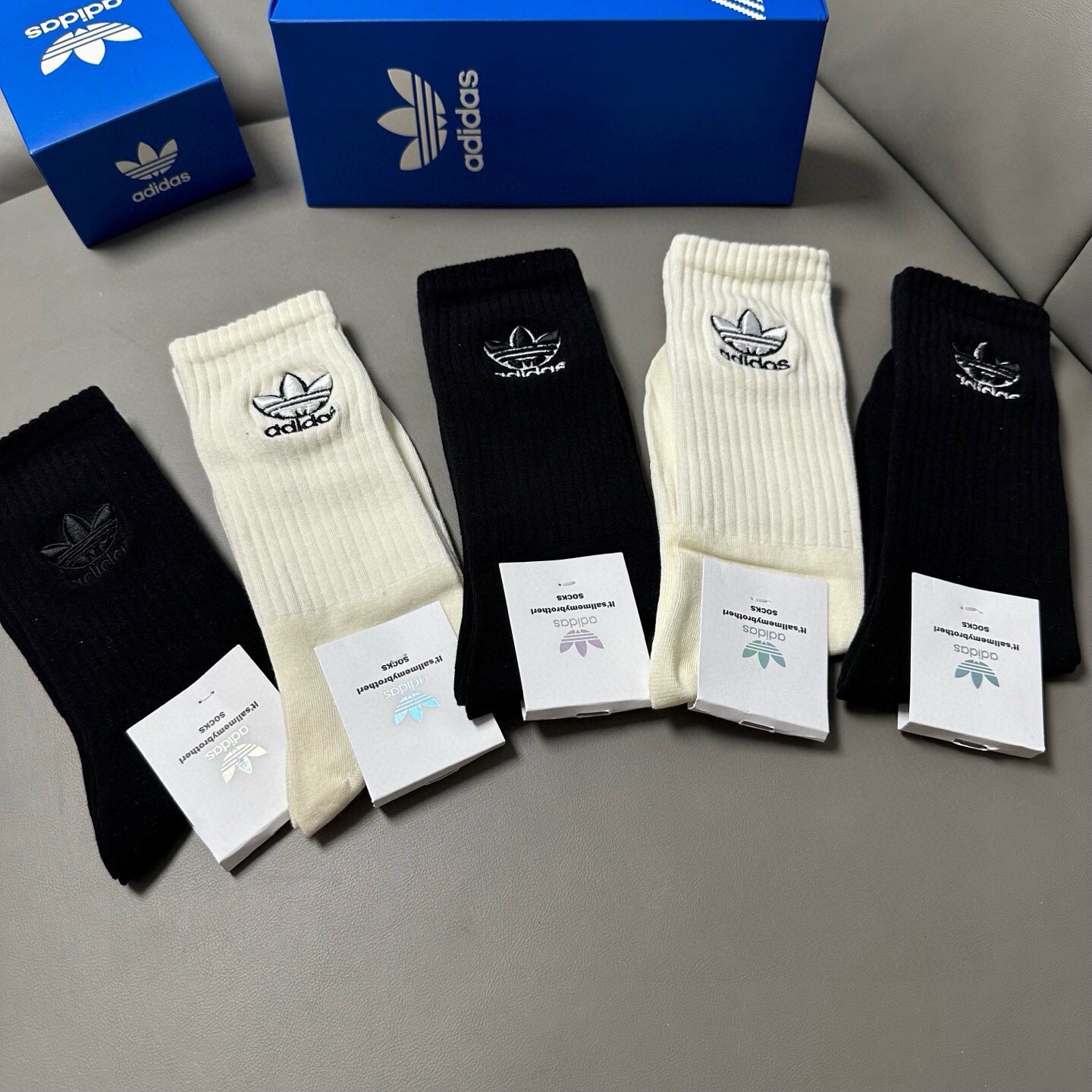 🆕Adidas · 阿迪达斯❗️新品女款长筒袜子，火爆全网的三叶草❗️☘万针刺绣️logo超级nice❗