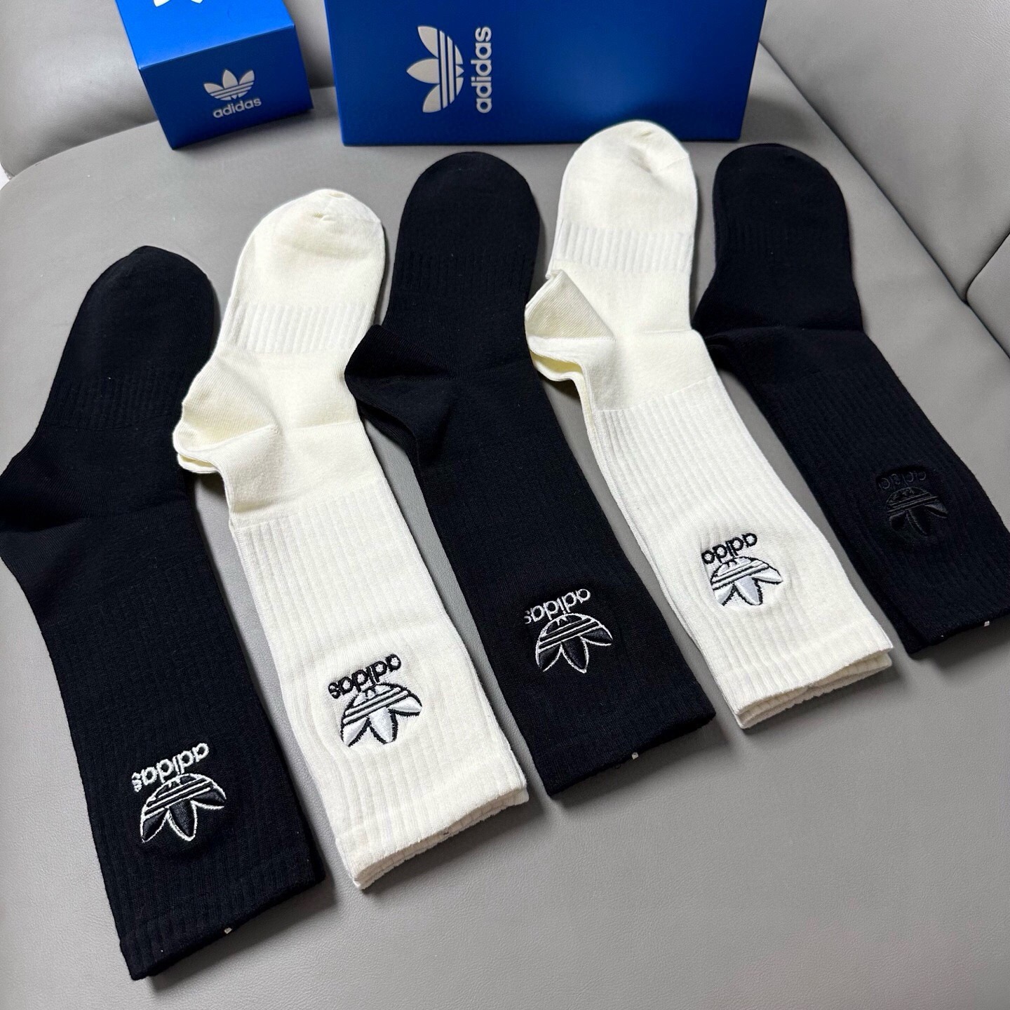 🆕Adidas · 阿迪达斯❗️新品女款长筒袜子，火爆全网的三叶草❗️☘万针刺绣️logo超级nice❗