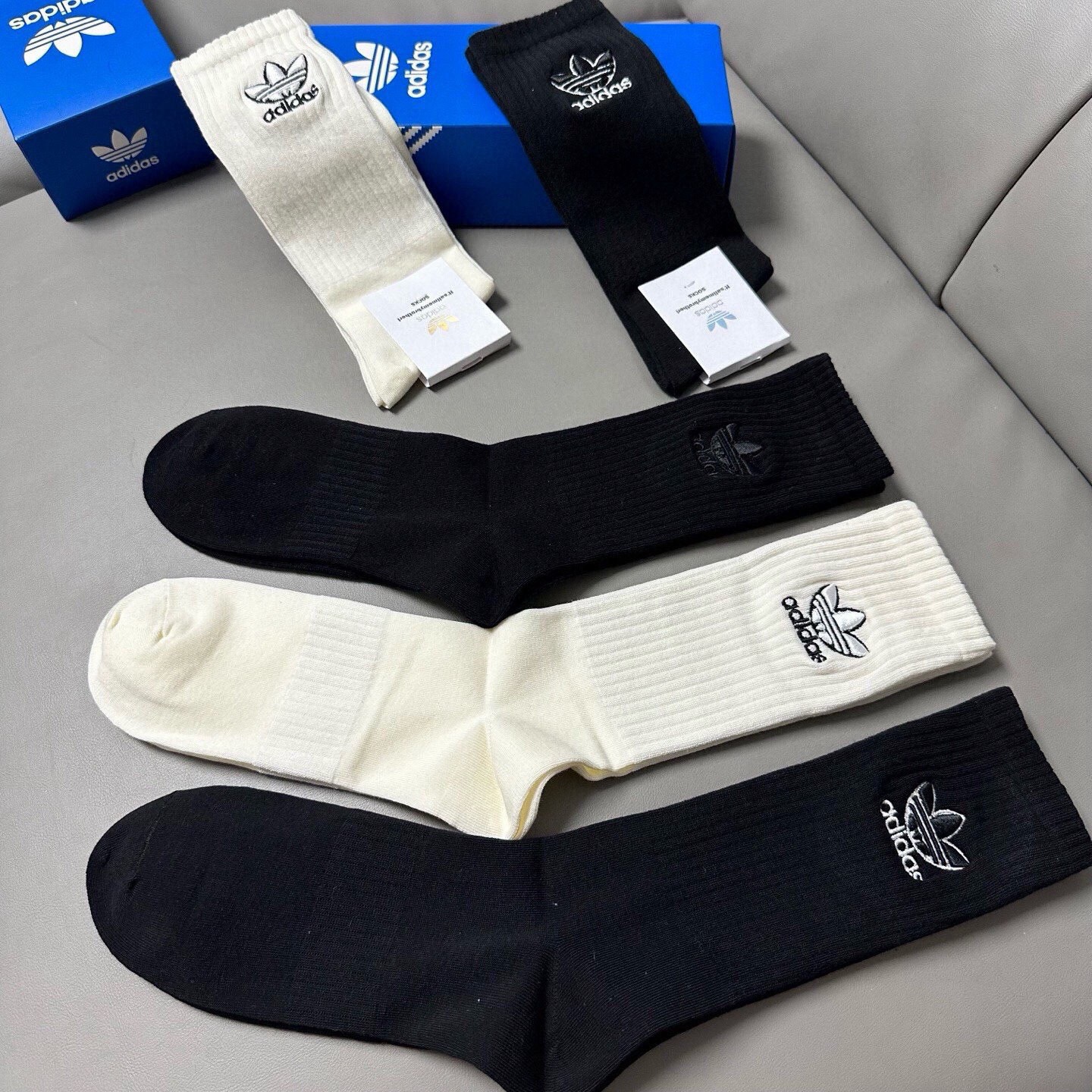 🆕Adidas · 阿迪达斯❗️新品女款长筒袜子，火爆全网的三叶草❗️☘万针刺绣️logo超级nice❗