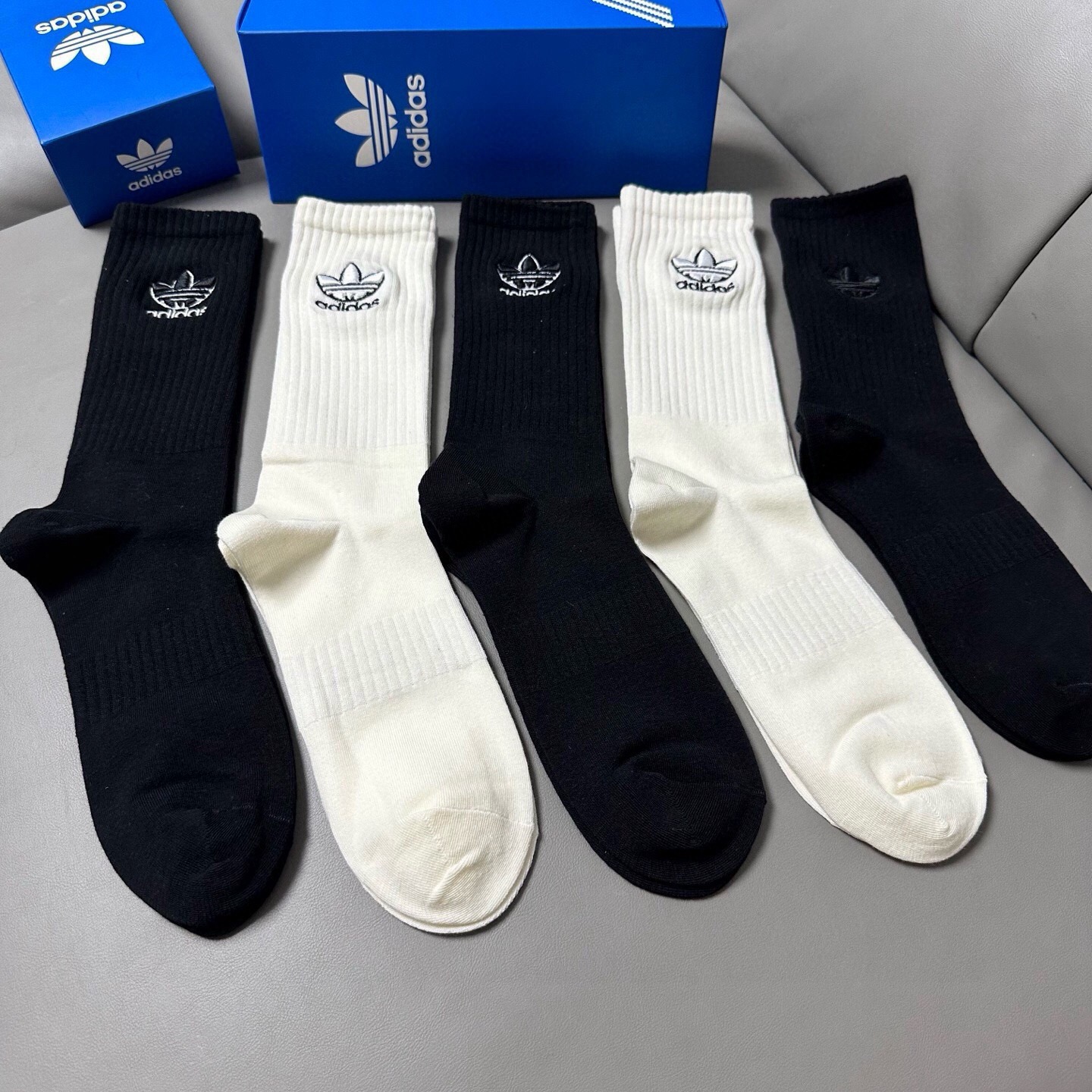 🆕Adidas · 阿迪达斯❗️新品女款长筒袜子，火爆全网的三叶草❗️☘万针刺绣️logo超级nice❗