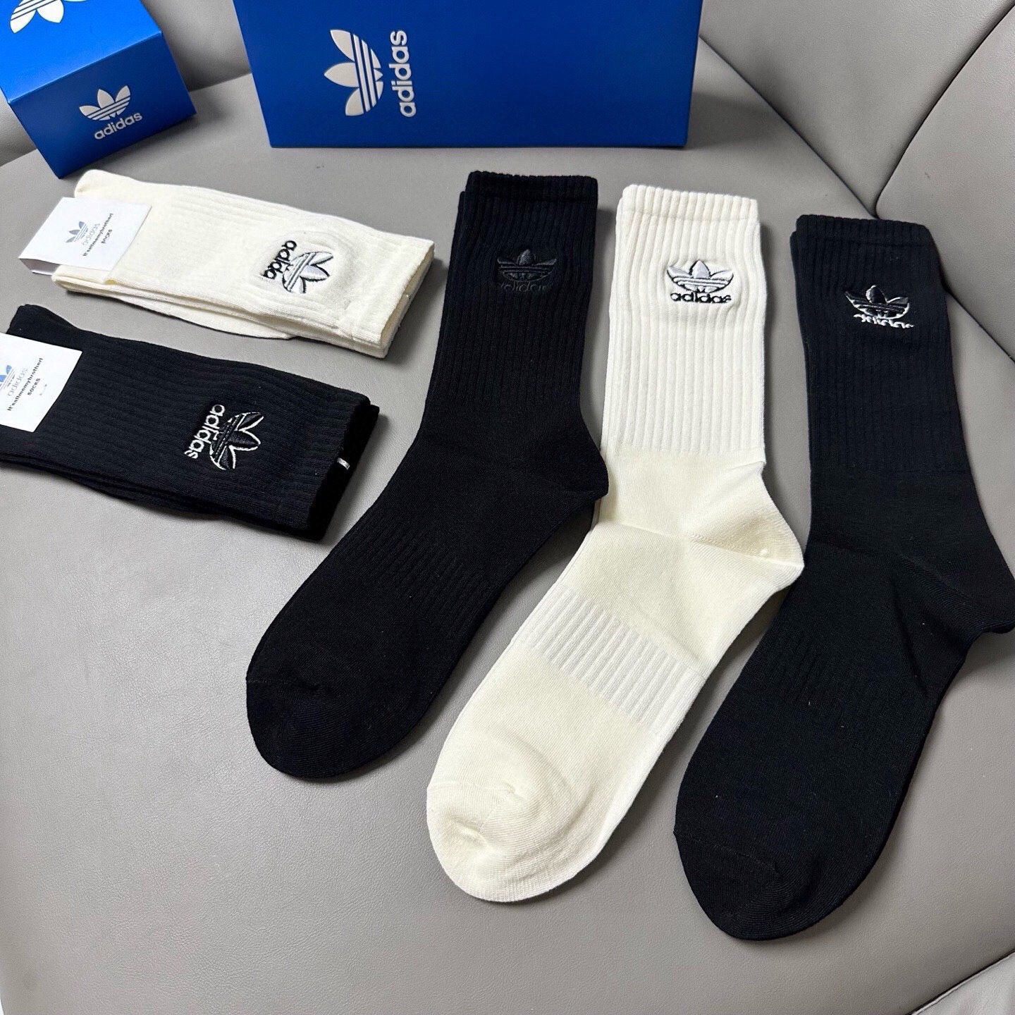 🆕Adidas · 阿迪达斯❗️新品女款长筒袜子，火爆全网的三叶草❗️☘万针刺绣️logo超级nice❗