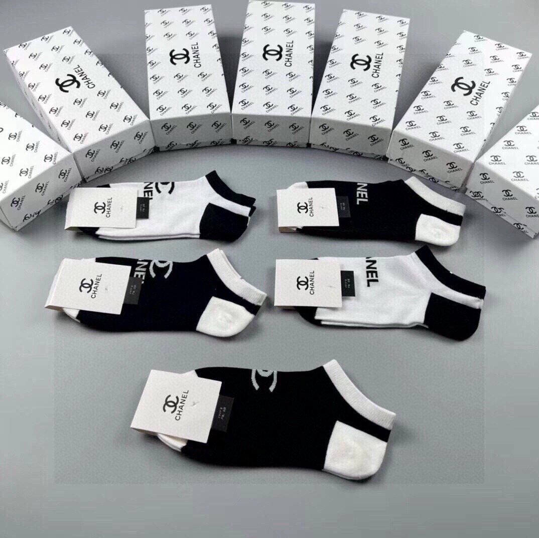 🆕CHANEL · 香奈儿❗️香奶奶家新品女款袜子❗️【一盒五双】纯棉材质，柔软舒适透气，提花经典品牌全