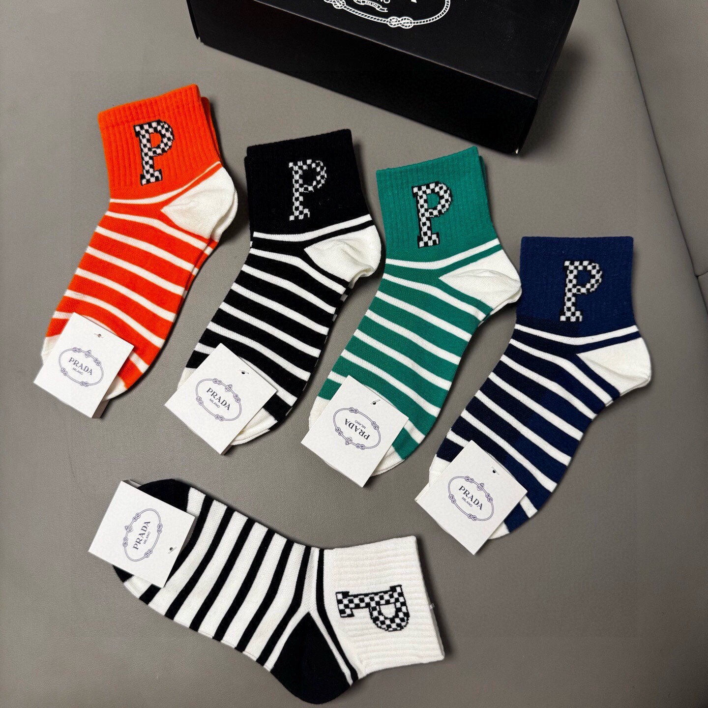 🆕PRADA · 普拉达新品中筒袜子❗️【一盒五双】纯棉材质织造，提花经典标志，柔软舒适，大牌出街，潮人