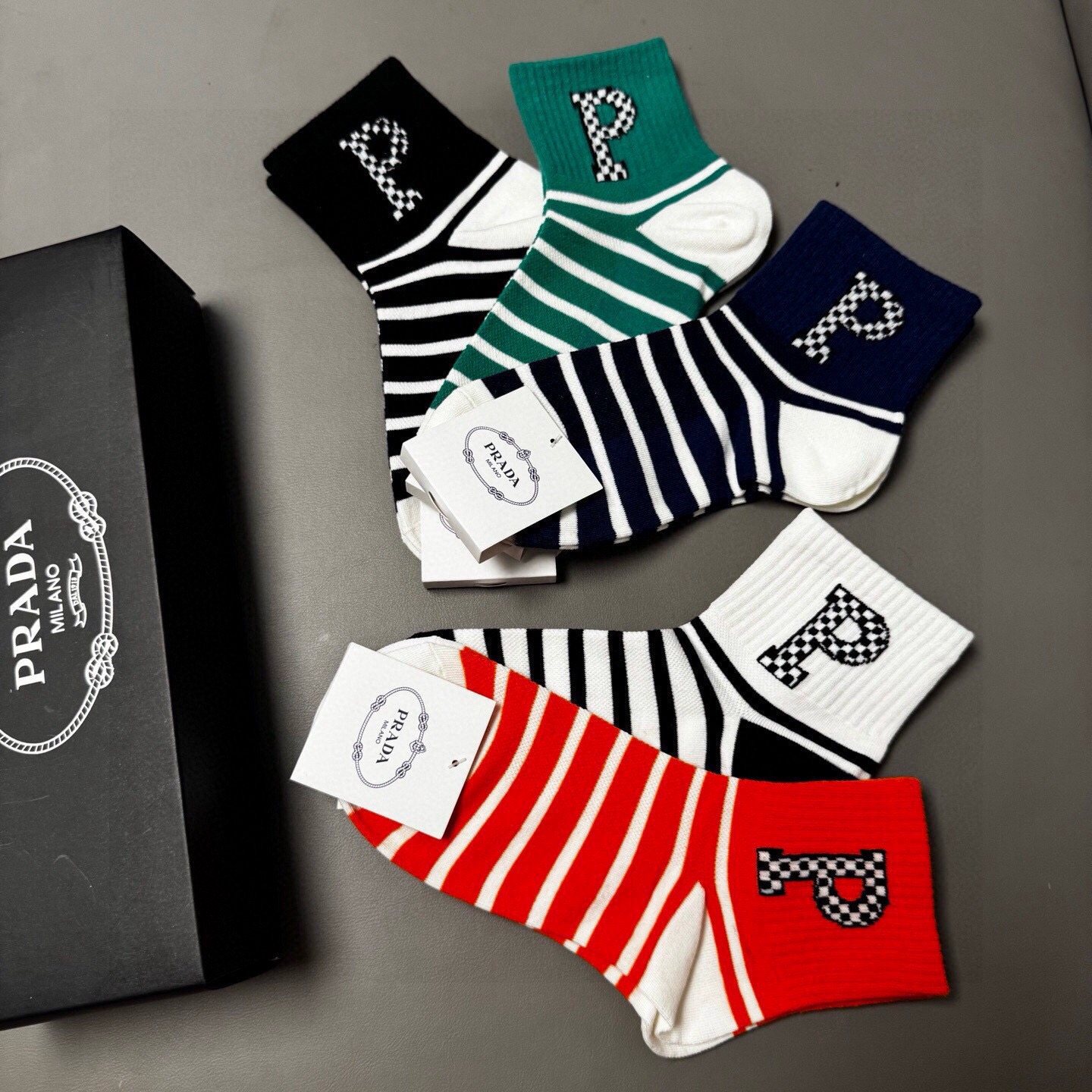 🆕PRADA · 普拉达新品中筒袜子❗️【一盒五双】纯棉材质织造，提花经典标志，柔软舒适，大牌出街，潮人