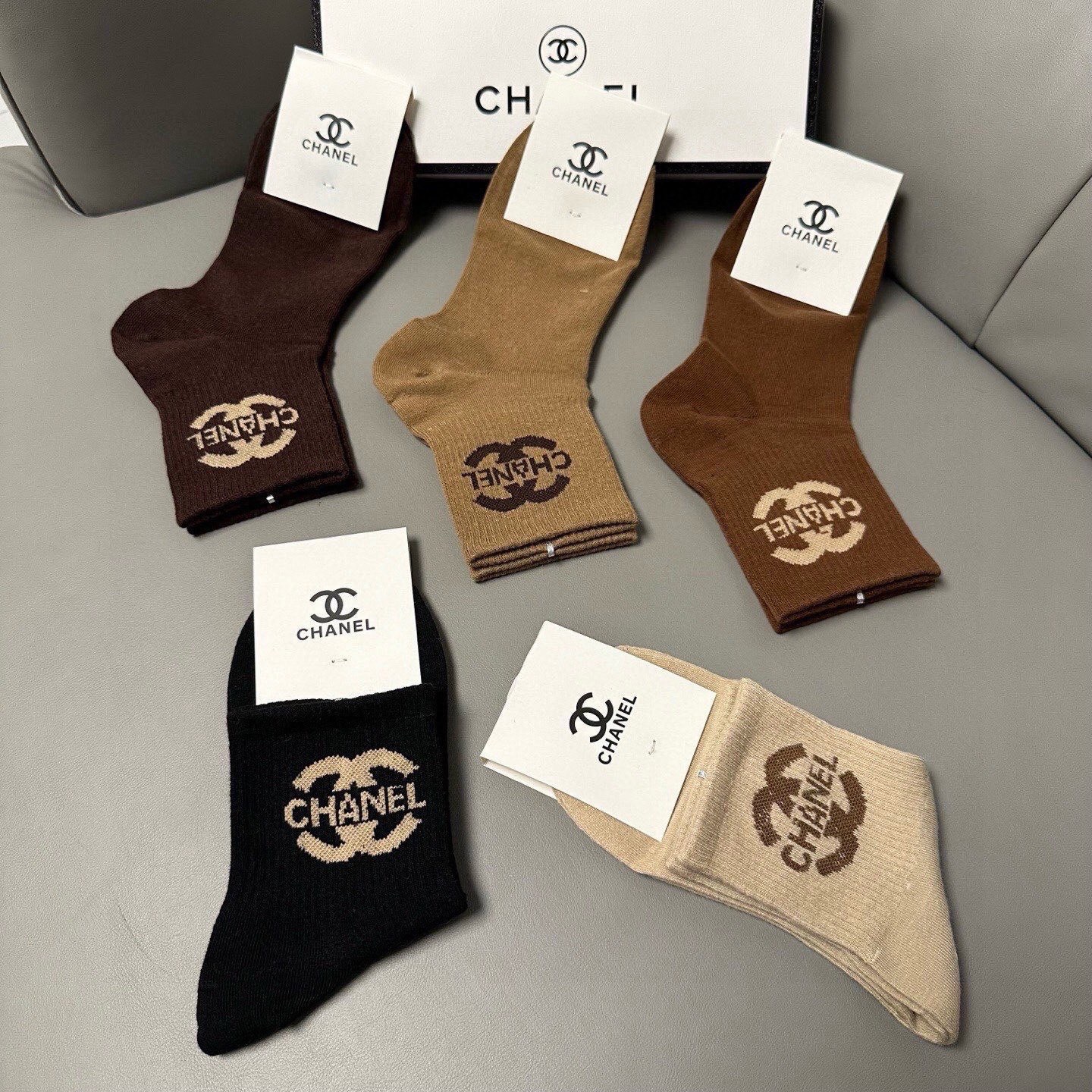 🆕CHANEL · 香奈儿❗️香奶奶家新品女款袜子❗️【一盒五双】纯棉材质，柔软舒适透气，经典双C标识，